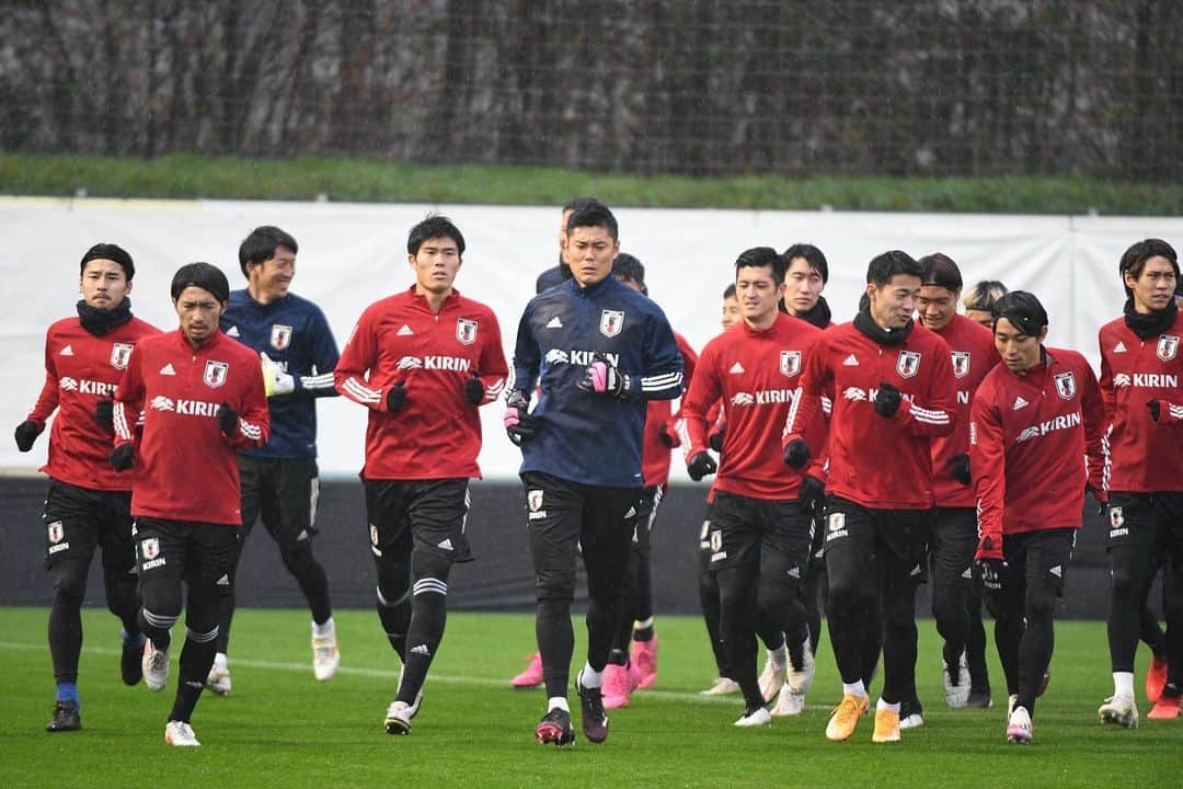 サッカーキングさんのインスタグラム写真 - (サッカーキングInstagram)「. オーストリア合宿9日目 メキシコ戦前日、雨中のトレーニング  📷Photo by JFA  #川島永嗣 #権田修一 #シュミット・ダニエル #長友佑都 #吉田麻也 #酒井宏樹 #室屋成 #植田直通 #板倉滉 #冨安健洋 #菅原由勢 #原口元気 #柴崎岳 #遠藤航 #伊東純也 #橋本拳人 #南野拓実 #鎌田大地 #中山雄太 #三好康児 #久保建英 #鈴木武蔵 #浅野拓磨 #日本代表 #daihyo #サッカーキング #サッカー #⚽️」11月17日 15時45分 - soccerkingjp