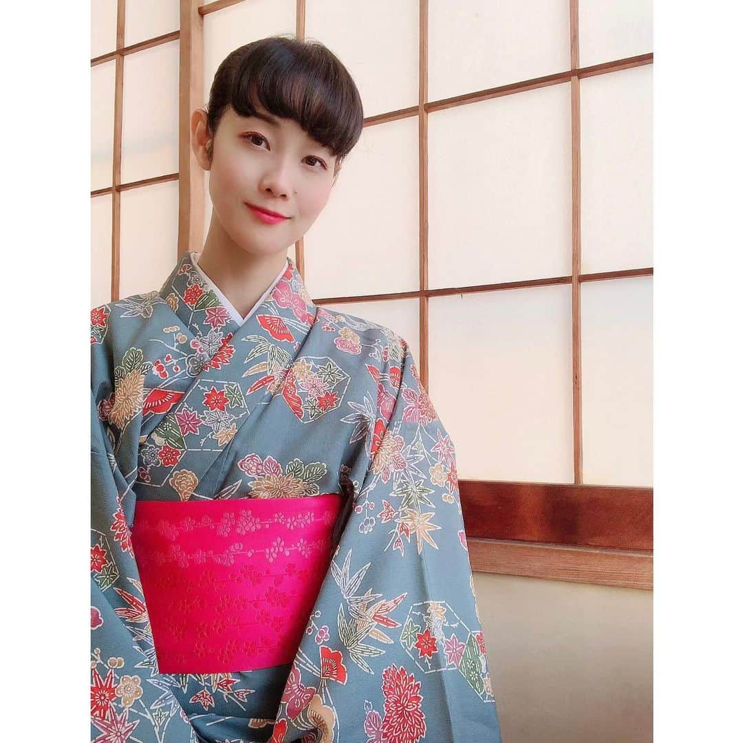 花柳まり草さんのインスタグラム写真 - (花柳まり草Instagram)「2020.11 最近、顔つきが穏やかになったと言われるのです。  いかがでしょうか？  にゃはは。  秋なので、お稽古から帰った後に林檎ジャムを作りました🍎  そういえば… Instagramのフォロワー様が5000人突破いたしました✨ すごく嬉しいです🥺💖  日本舞踊、日本文化、そして私というヘンテコリンな人間に興味を持って下さり本当にありがとうございます！  自分に出来ることを、これからもコツコツと一生懸命頑張ります。  日本舞踊、おどり、宝塚、舞台、芸術、そして心動かされたこと…。  超微々たる力ではありますが 日本人女性として、踊り手として、表現者として、これからも発信し、表現し続けていきたいと思います。  これからも宜しくお願い申し上げます🙇‍♀️  追記 宜しければTwitterも是非是非宜しくお願い申し上げます！ https://mobile.twitter.com/marikusa369  #日本舞踊家 #日本舞踊  #舞台 #芸術 #習い事 #踊り  #着物 #kimono #宝塚 #宝塚歌劇団 #宝塚og #花柳まり草 #me  #art #art_of_japan #dance #japanesedance #japanesedancer #kimono #fashion #takarazuka #love #marikusahanayagi」11月17日 15時49分 - marikusa.hanayagi