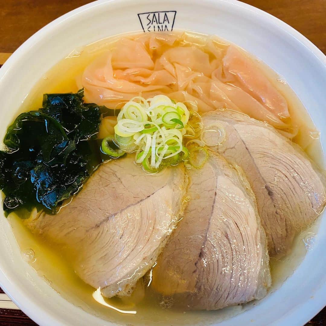 三浦友加のインスタグラム：「🐟トトタベローネ庄内浜　 https://tototabelone-shonai.jp/ 鯛だし麺　ご紹介🍜   7店舗目 「めん工房　さらしな」さん  庄内鯛だしラーメン　　990円  ワンタンメンの聖地　酒田に舞い降りた　華のある一杯。  パプリカパウダーを練り込んだピンクの皮に両面を軽く叩いたエビを包み、海を泳ぐ鮮やかな鯛を表現！  店主の石垣さんいわく、 西洋料理では鯛のムニエルにパプリカのソースを合わせることから鯛とパプリカの相性の良さはお墨付きなのだとか。  スープは、豚骨、鶏ガラ、煮干し、昆布を使ったお店のこだわりスープに鯛の焼き干しも加え、 庄内産ゆきちからを使った麺、トッピングには庄内豚の薄切りチャーシュー、ネギ、ワカメ、さらに鯛の焼き干し魚粉を。  そして、１２月末までのトトタベとのコラボ期間は、なんとお店の全てのラーメンに鯛だしを使用！  せっかくの機会なので、鯛の旨味をご来店の皆様にご堪能頂きたいです！ ご準備できる数に限りがあるため、ご了承下さいませ。  との事です。 ぜひどうぞ！！     めん工房　さらしな  0234-24-2258  酒田市亀ケ崎５−４−４０  定休日:日曜日  Web: http://www.sakatano-ramen.com/  #トトタベローネ #トトタベローネ庄内浜 #庄内浜の鯛だし麺 #麺工房さらしな #さらしな #庄内鯛だしラーメン #酒田ラーメン #ワンタンメン #日本財団　 #トトタベ庄内浜 #海と日本」