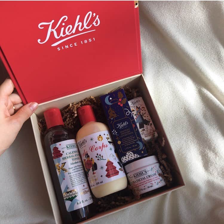 松尾 瞳のインスタグラム：「. 見るだけでテンションがあがる可愛い＆嬉しいギフトを @kiehlsjp 様から、、💕 #キールズホリデイ2020  化粧水と美容液とクリームは、何個目？ ってくらいの愛用品。(リップも２本目)  👶🏻産まれてからキールズのベビーラインも気になってるんだけど使った事ある方いますか？？キールズじゃなくでも、👶🏻のスキンケアこれいいよ〜！っていうオススメあれば教えて欲しいです、、🥺🌿  #kiehls #キールズ #スキンケア #ベビー用品 #ベビースキンケア」