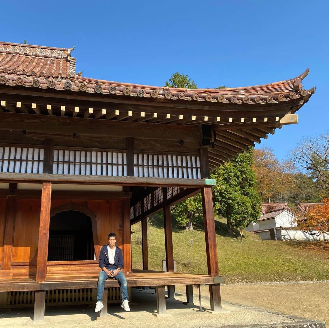 のインスタグラム：「旧閑谷学校🏫  旧閑谷学校は世界最古の公立学校 であり、300年以上前に建てられたこの建物は国宝に指定されているそうです。  この時期は紅葉狩りスポットとしても人気みたいですね🍂 綺麗なファジレッドの紅葉をたくさん見れました🍁  当時の学生達が勉強に励んでいた記録やこの日社会科見学で訪れていた中学生たちを見て、自分ももっと勉強したいなー（しなきゃなー）と思いました。 学生の頃はそんなこと全く思いませんでしたけどね。笑 歳をとるにつれて学びたいことが増えますよね。  今シーズンも残り1ヶ月⚽️ リフレッシュできたので明日からまた次の5連戦の準備します！  #旧閑谷学校#国宝 #紅葉#紅葉狩り#紅葉スポット#ファジレッド#勉強の秋 #ファジアーノ岡山#濱田水輝」