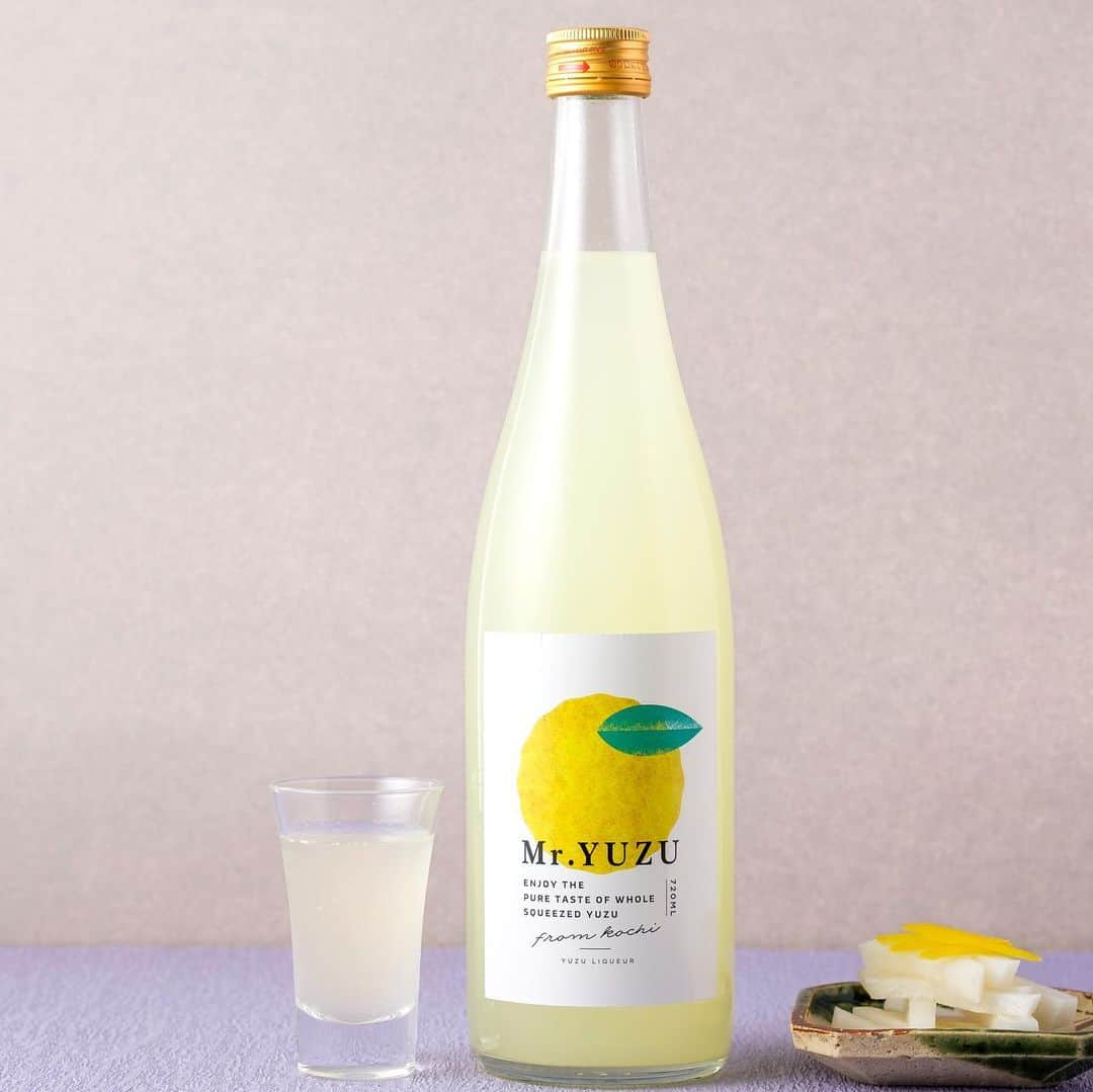 KURAND@日本酒飲み放題さんのインスタグラム写真 - (KURAND@日本酒飲み放題Instagram)「ゆずのお酒「Mr.Yuzu」   日本一のゆずの産地・高知県のゆずをまるごと使用✨   ゆずを皮のまま丸ごと絞ることで、 ぎゅっと詰まったゆずの濃厚な香りと果汁感、 果肉感をお楽しみいただけます。   ストレートでゆずの味わいをじっくり堪能していただくだけでなく、 ソーダ割にしてすっきりと食事にあわせていただくのもおすすめです💁   ゆずの味わいを存分に感じられながらも、 飲みやすいテイストに仕上げました😋   高知県に蔵を構える高木酒造は、高知の素材を使い、 高知の魅力をたっぷり詰め込んだ「土佐体感地酒」にこだわっています。   そんな高木酒造で造られた「Mr.YUZU」には、 高知県産のゆずをふんだんに使い、高知の魅力をたっぷりと詰め込みました。 ゆず独特の爽やかな香りと濃厚な甘酸っぱさが特長です。   まさに高知の文化にもなり得るゆずのお酒「Mr.YUZU」。 様々な場面でお楽しみいただけます✨ ぎゅっと詰まったゆずの魅力をご堪能ください😍   酒類 : 果実酒 産地 : 高知県 アルコール度数 : 8% 価格 : ¥1,980(税別)   ———————————————  📷 タグ付け 又は #KURAND のハッシュタグで お写真を紹介させていただくことがございます。  また @kurand_info をタグ付けして投稿してください✨  みなさまの素敵なお写真や、 おいしかった😊など感想コメントもお待ちしてます🙌  ——————————————— KURAND（クランド）は、お酒とワクワクをお届けする、 新しいお酒のオンラインショップです。  お酒に興味がある方は、 このアカウントのプロフィール @kurand_info のURLからオンラインショップへ❗️  オンラインショップのなかで、商品名で検索🤩  ——————————————— #KURAND #クランド #高知県のお酒 #高知県の地酒 #mryuzu #柚子のお酒 #ゆずのお酒 #ゆずのお酒好き #香南市のおいしいもの #果実酒好き」11月17日 15時59分 - kurand_info