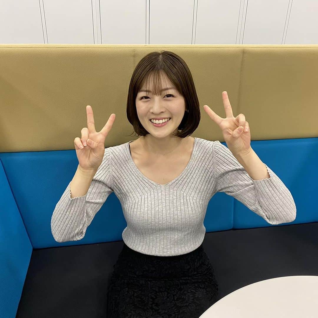 読売テレビアナウンス部のインスタグラム：「#他己紹介リレー 今日は私、 #林マオ が #中村秀香アナ を紹介します✨ . 中村といえば、 何と言ってもこの笑顔！ 何でも許したくなっちゃう キラキラした笑顔が魅力です。 女の私も、思わず 「惚れてまうやろー！！」と 言いたくなるような笑顔を、 惜しげもなく見せてくれます！  あと、これは、 近距離で見られる人の特権かもしれません… 中村の目元、 とっても綺麗なんです！ くるんっと綺麗にカールしたまつ毛に、 スッと伸びたアイライン… 特にうつむいてる時がたまらない…  って、わたし、 完全に恋人目線になってますね、笑。  #アナウンサー #紹介 #すまたん #朝生ワイドすまたん #アナウンサー向上委員会 #ytv #関西 #ダジャレ #クラリネット」