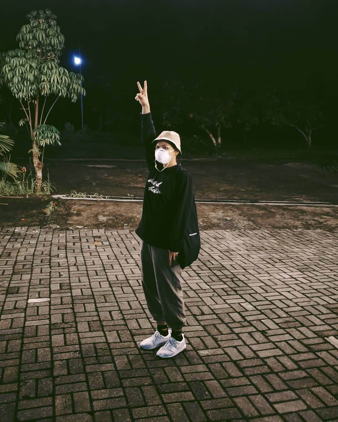 グレイシア・ポリーのインスタグラム：「Rencana mau ke Korea gak jadi, jadi stylenya aja deh kaya orang Kroya. 🤣 #walkwiththewise」