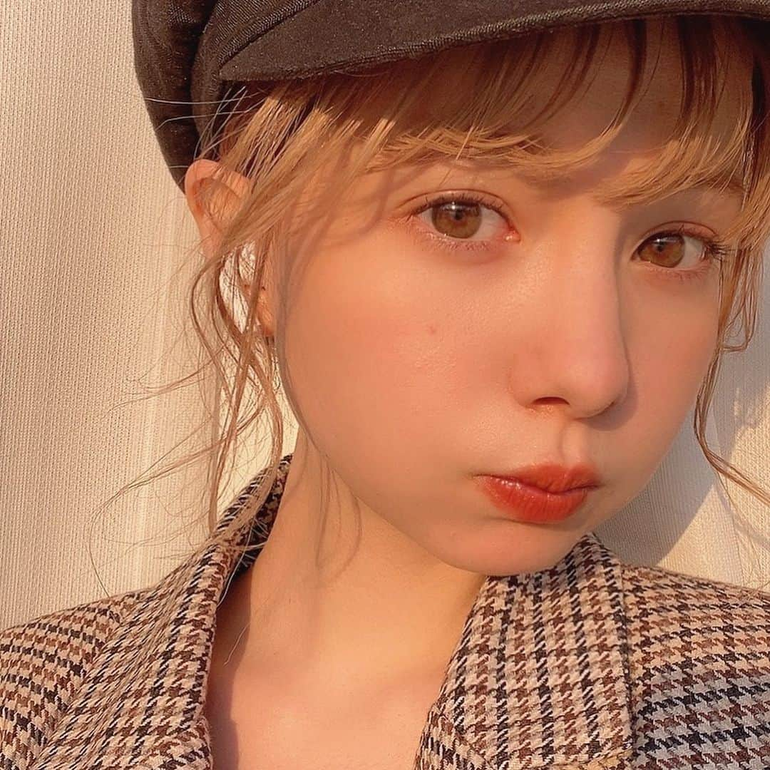 柴田あやなのインスタグラム：「お家に夕日がすごい入ってくる🔥自撮りひさびさすぎて飲み物飲み込む前みたいな顔になってしまいました  最近めちゃくちゃ着てるジャケットはトリートの❤︎」