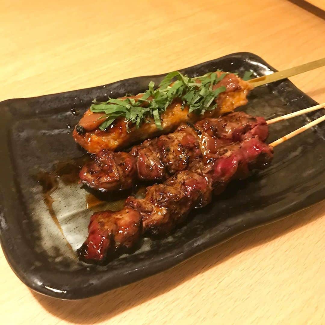 鳥二郎のインスタグラム：「本日もみなさんお疲れ様です🐔♪  新メニューの 国産レバー串と 大山どり もも梅しそ  たれの濃さもちょうどいい🤤 かなりオススメです!!   本日もご来店お待ちしてます🔥  #焼き鳥 #レバー  #もも梅しそ  #鳥二郎 #居酒屋」