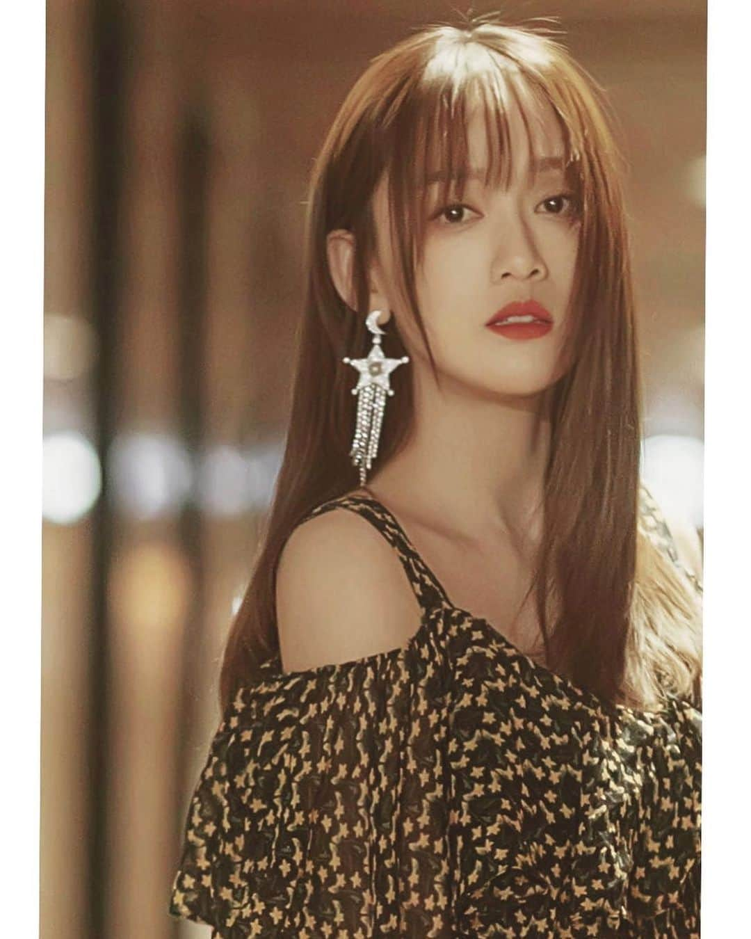 ジョー・チェン（Joe Chen）さんのインスタグラム写真 - (ジョー・チェン（Joe Chen）Instagram)「💇‍♀️ 今天約了要換髮型 剪短髮嗎？ 還是剪瀏海？ 這張表情好做作 拍照就是要催眠自己做作精上身 當初這個髮型都說不喜歡 問題是出在哪裡？」11月17日 16時09分 - iam_joechen