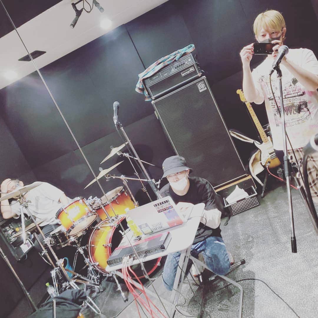 のインスタグラム：「11/30に向けてのMIGIMIMIリハでした。 ツーマンセトリ、かつHELLOメインで組んでいるセトリ。  案外続けざまに演奏してもTHE STARRY RIFTやCONTINUE TO LOVEのアルバム曲ともマッチしてます👶  #MIGIMIMISLEEPTIGHT #HELLO #forgettingallabouyourkiss  #FAAYK #thestarryrift  #continuetolove」