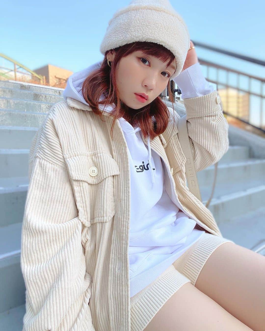 のインスタグラム：「. . 今日は白の日🦳笑 . ボア、コーデュロイ、ニット、レザー 色んな素材を組み合わせて ストリート系に まとめてみました‼︎ . . Bat:#beams  Outer:#lowrysfarm  Hoodie:#xgirl  Pants:#zara . . #今日のコーデ  #ホワイトコーデ  #ストリート系女子」