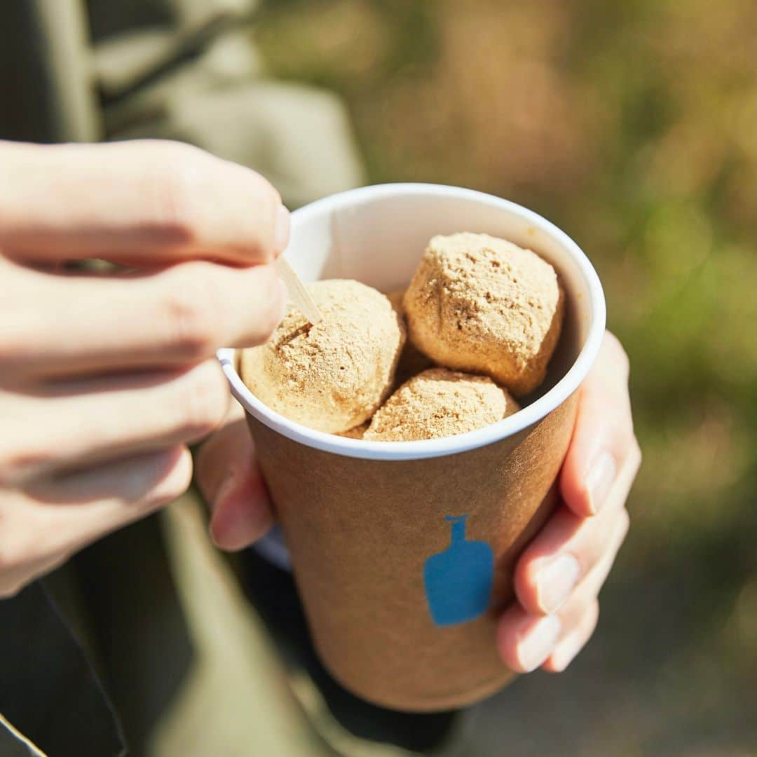 Blue Bottle Coffee Japanさんのインスタグラム写真 - (Blue Bottle Coffee JapanInstagram)「⁠ 京都の豆腐を使った「ソイ ドーナツ」が京都カフェ限定で登場！⁠ ⁠ 豆腐、米粉、大豆粉などのヘルシーな食材を使った生地を、しっとり柔らかな食感に焼き上げ、仕上げにきなこをたっぷりまぶしました。 ⁠コロコロとした一口サイズなので食べやすく、持ち運びしやすいです。⁠ ⁠ 木々の葉が色付き始めた京都で、コーヒーとご一緒に期間限定のドーナツをお楽しみください。⁠ ⁠ ⁠ [ 京都カフェ ]⁠ 住所：京都府京都市左京区 南禅寺草川町 64⁠ アクセス： JR京都駅から市バスで約 30 分、地下鉄東西線蹴上駅より徒歩約 6 分⁠ 営業時間：9:00−18:00⁠ ⁠ ⁠ #ブルーボトルコーヒー⁠ ⁠ #ブルーボトルコーヒー京都⁠ #BlueBottleCoffee⁠ #BlueBottleCoffeeKyoto」11月17日 16時11分 - bluebottlejapan