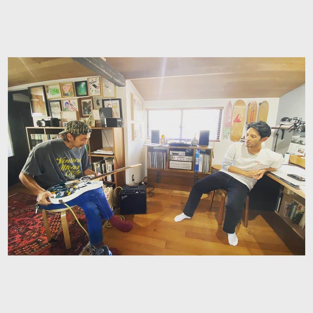 Caravanのインスタグラム：「2020.11.17  花井祐介 @hanaiyusuke の  アトリエに遊びに来ました。  噂のHana-Casterの試奏や  近況報告やランチなど。  楽しかったなぁ、ありがとうー。  ギターは明日11/18の正午に発売開始だそうです！  #hanaiyusuke #fenderjapan #fenderesquire」