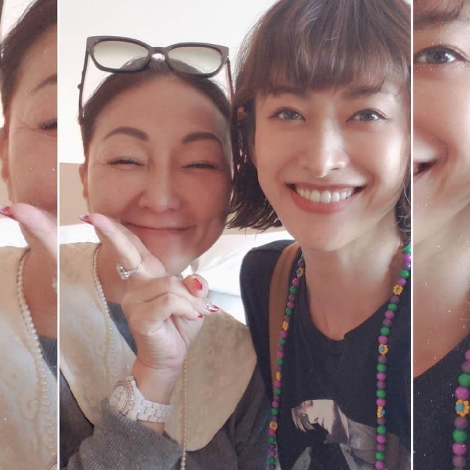 のインスタグラム：「私の大好きな優　@yu_yamada_  がホテルに遊びに来てくれたの。 Lobby Barでランチしてから 私のお部屋でお喋り！😊  あっという間に子供達のお出迎えタイム。 時間が全然足りなかったーっ。💦  優はママになってからどんどん綺麗になっていくー。✨✨ 初めてハワイで会った時はまだ17歳だったのになぁ。すっかり大人になったねー。😭 月日が経つのは早いなぁ。 ウカウカしてられないね。  今はとーっても素敵な キラキラママです！✨✨ スレンダーなスタイルをキープしてるのが 凄い！流石でございます！🙏🏻  #I❤️山田優 #昔から全く変わらない #優は本当に性格が優しいのだ #会いたかったよぉ！」