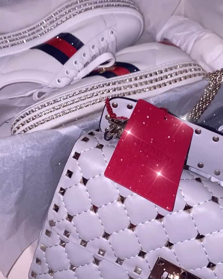 アンジェリカのインスタグラム：「❤︎.* . 爽日からのぷれぜんと🎁💖 可愛いのばっかりぃ!! 大切に使おっと❤︎.* . ❤︎.*  #誕生日プレゼント #valentino #gucci #moncler」