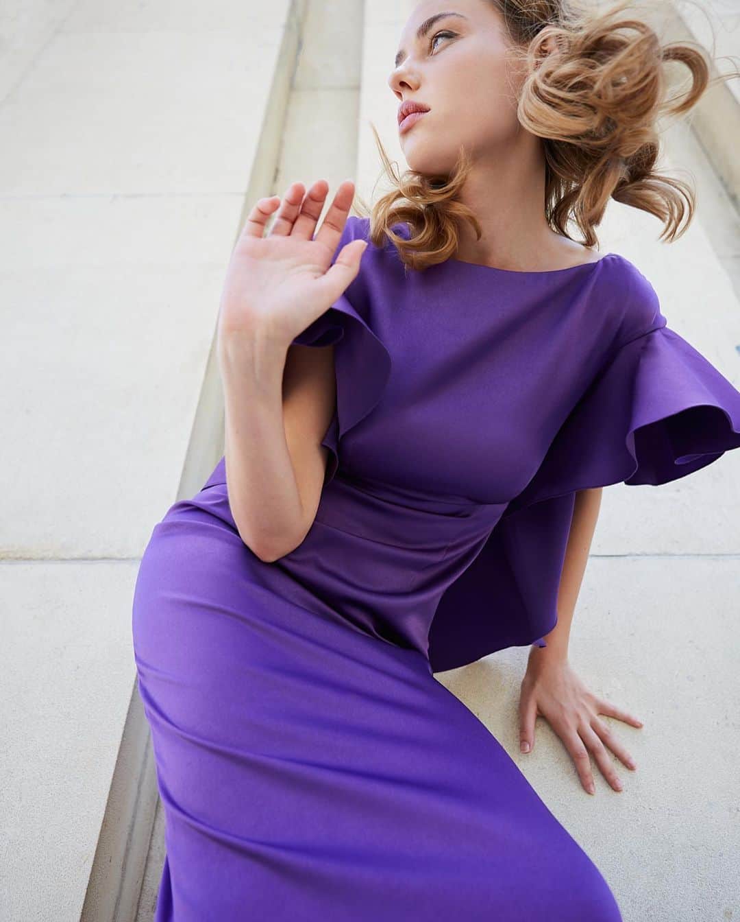 のインスタグラム：「Elegant yet mysterious, purple is the perfect color for an empowering entrance to the festive season. With an open back and delicate ruffles, this statuesque silhouette plays on the notes of femininity and is an ode to sensual structure.  Elégante avec un soupçon de mystère, l’améthyste est la couleur idéale pour débuter la saison des fêtes tout en beauté. Avec un dos nu souligné de volants délicats, cette silhouette sculpturale et féminine est une ode à la sensualité.  #PauleKa」