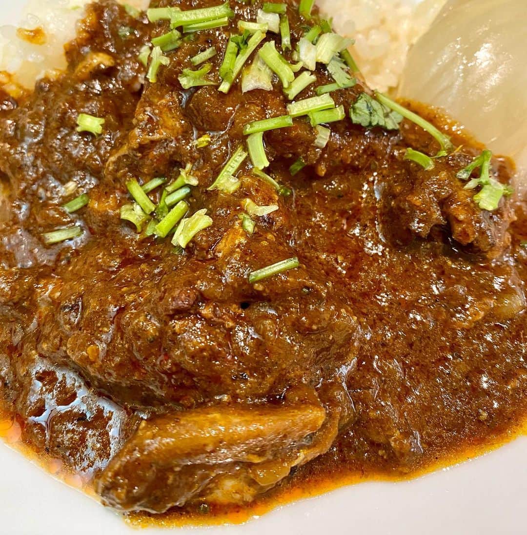 江口寿史のインスタグラム：「吉祥寺カレーフェス２皿めはポヨのネパールチキンカレー。むむ旨いぞ！毎日カレーでもいい派なので、７皿食うのはわりと楽勝だぞ。だけど賞品が湯村さんのじゃなかったらやってないぞ。笑  #吉祥寺カレーフェスティバル」