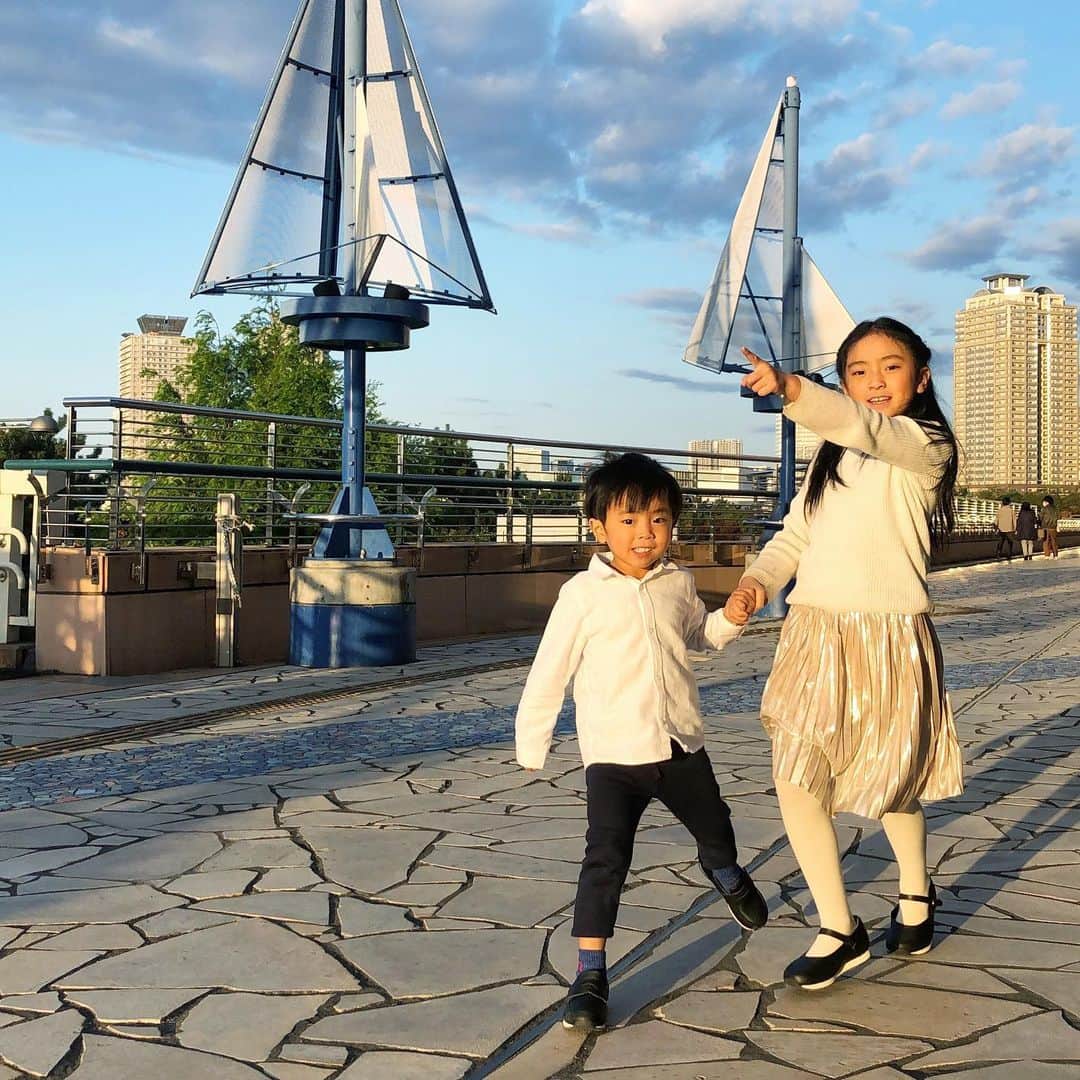 筧沙奈恵さんのインスタグラム写真 - (筧沙奈恵Instagram)「先日、お台場へ行ってきました✨お天気がよくて、気持ちよかった☀️最近晴れの日が続いていて、嬉しいな😆 ・ 子どもたちが履いているのは、アシックス　@asics_kids_japan とファミリア　@familiar_official のコラボシューズ❤️ ・ フォーマルシューズなのにスニーカーのように履き心地バツグンで、子どもたちは思いっきり走っています😂 ・ つま先部分が広がっているから、快適みたい✨着脱も簡単なので、子どもだけで履いたり脱いだりできるところもポイント！ ・ 息子はよっぽど履き心地が気に入ったのか、毎日履きたがっています👦 ・ 私としても、キレイめなコーデに合わせやすくてお気に入り😌 ・ 通園・通学やパーティーシーンだけでなく、いつも使いもできる優秀な1足です👍 ・ #PR #アシックス #asics #ファミリア #familiar #myfirstfamiliar #子ども靴 #キッズシューズ　#女の子ママ　#男の子ママ　#2児ママ #姉弟　#お台場」11月17日 16時24分 - sanaekakei