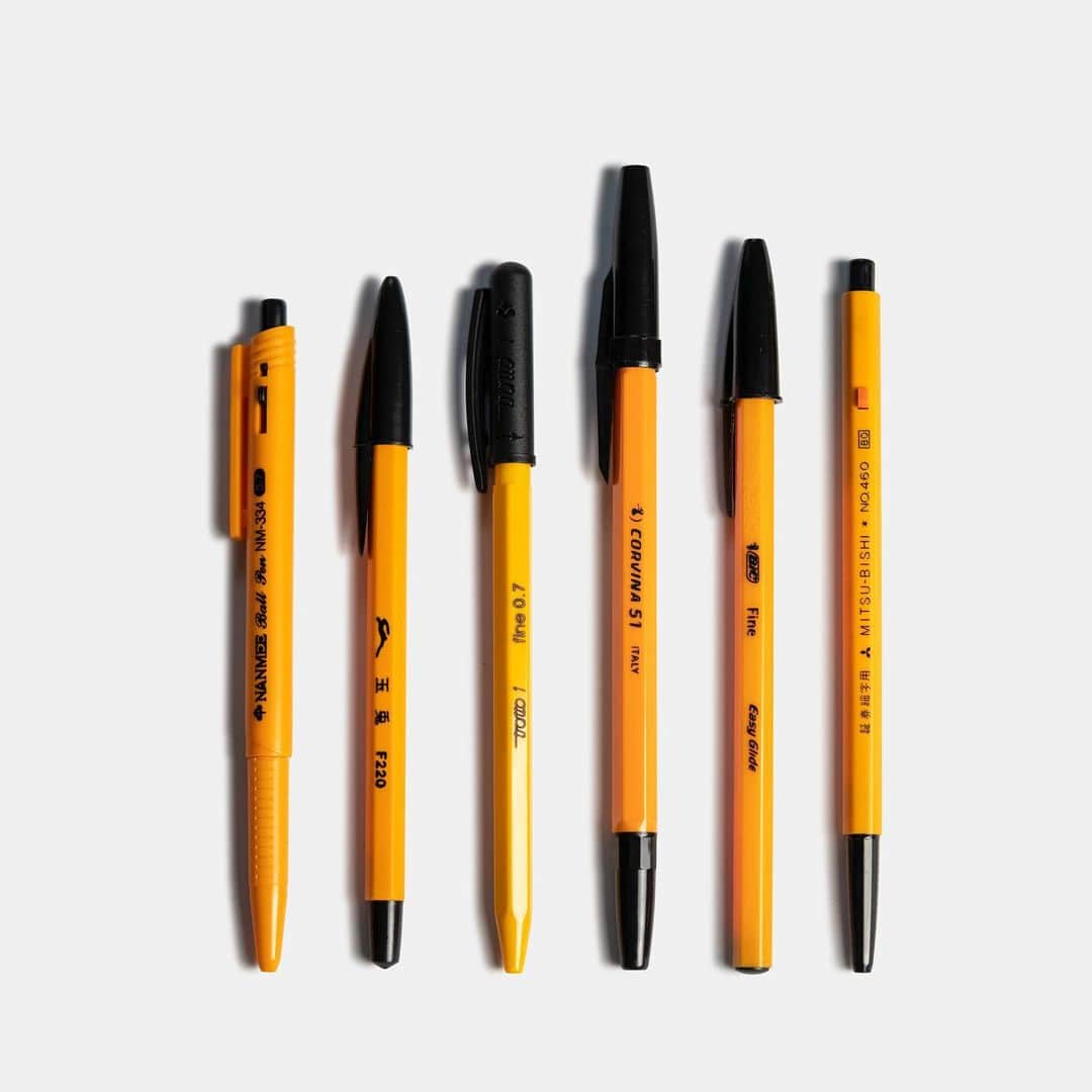 TOOLS to LIVEBY / 禮拜文房具のインスタグラム：「. 一支支排排站好的黃桿原子筆，就像氣宇軒昂的站衛兵，向那恆久的美好年代敬禮！  約莫60年代，Bic 所生產的Orange Fine原子筆，深遠地影響了日後原子筆的樣貌。黃桿原子筆，成為此筆款的經典代名詞。 .」