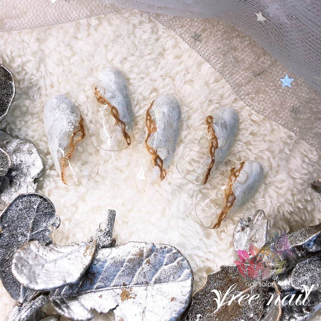 ネイルアーティストRYさんのインスタグラム写真 - (ネイルアーティストRYInstagram)「. スノーニュアンスネイル💅🏻⛄️❄️ . 冬ネイルデザイン⛸❄️ . Produced by Rie Tadokoro👩🏻‍🎨🎨 . #ネイリスト #ネイルアーティスト #ネイルアート #ネイルチェンジ #ネイルサロン #大阪ネイルサロン #ネイルスクール #ネイル動画 #ネイルチップ #ジェルネイル #ネイルデザイン #ニュアンスネイル #雪の結晶ネイル #メタリックネイル #ドロップネイル #グレーネイル #ホワイトネイル #デザインネイル #トレンドネイル #大人ネイル #おしゃれネイル #冬ネイル #winternails #美甲 #日式美甲 #日式美甲胶 #日本美甲师 #日本美甲老师 #美甲上课 #日本胶」11月17日 16時28分 - nail_artist_rm