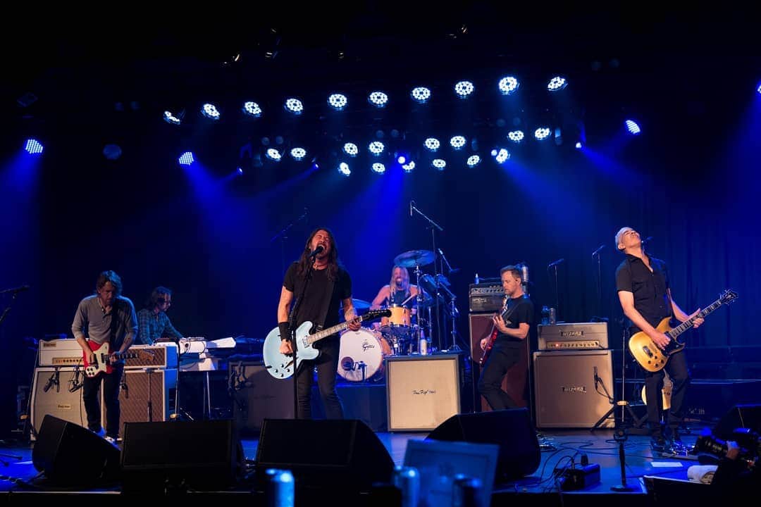 ソニー・ミュージック洋楽さんのインスタグラム写真 - (ソニー・ミュージック洋楽Instagram)「Foo Fighters 新曲＆アルバムリリース発表🤘💥  フー・ファイターズが新曲「Shame Shame」を解禁し2021年2月5日にアルバム『Medicine At Midnight』を発売することを発表🤘😆「Shame Shame」のMVも解禁🔥このビデオではダンサーで女優のソフィア・ブテラが出演しデイヴと共演🎬  アルバムのトラックリストも既に解禁、先行予約もスタート⚡ ▶️https://SonyMusicJapan.lnk.to/FF_MedicineatMidnightIA  15日にはLAのロキシー・シアターより生配信ライブも実施🔥こちらのライヴ写真も届いたのでアップしました！ 📸ライブ写真：Andrew Stuart  #FooFighters #フーファイターズ #新曲 #MedicineAtMidnight 👁️ #ShameShame @foofighters」11月17日 16時30分 - sonymusic_jp