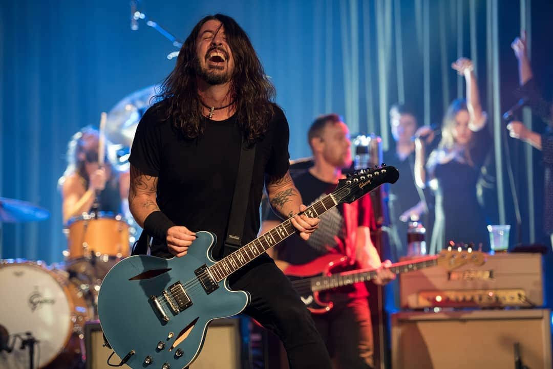 ソニー・ミュージック洋楽さんのインスタグラム写真 - (ソニー・ミュージック洋楽Instagram)「Foo Fighters 新曲＆アルバムリリース発表🤘💥  フー・ファイターズが新曲「Shame Shame」を解禁し2021年2月5日にアルバム『Medicine At Midnight』を発売することを発表🤘😆「Shame Shame」のMVも解禁🔥このビデオではダンサーで女優のソフィア・ブテラが出演しデイヴと共演🎬  アルバムのトラックリストも既に解禁、先行予約もスタート⚡ ▶️https://SonyMusicJapan.lnk.to/FF_MedicineatMidnightIA  15日にはLAのロキシー・シアターより生配信ライブも実施🔥こちらのライヴ写真も届いたのでアップしました！ 📸ライブ写真：Andrew Stuart  #FooFighters #フーファイターズ #新曲 #MedicineAtMidnight 👁️ #ShameShame @foofighters」11月17日 16時30分 - sonymusic_jp