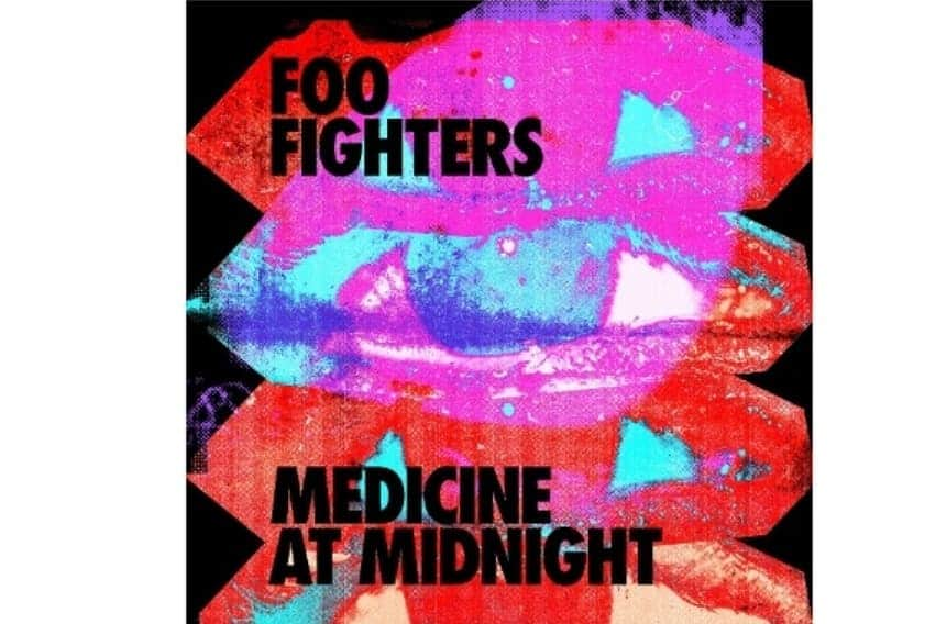 ソニー・ミュージック洋楽さんのインスタグラム写真 - (ソニー・ミュージック洋楽Instagram)「Foo Fighters 新曲＆アルバムリリース発表🤘💥  フー・ファイターズが新曲「Shame Shame」を解禁し2021年2月5日にアルバム『Medicine At Midnight』を発売することを発表🤘😆「Shame Shame」のMVも解禁🔥このビデオではダンサーで女優のソフィア・ブテラが出演しデイヴと共演🎬  アルバムのトラックリストも既に解禁、先行予約もスタート⚡ ▶️https://SonyMusicJapan.lnk.to/FF_MedicineatMidnightIA  15日にはLAのロキシー・シアターより生配信ライブも実施🔥こちらのライヴ写真も届いたのでアップしました！ 📸ライブ写真：Andrew Stuart  #FooFighters #フーファイターズ #新曲 #MedicineAtMidnight 👁️ #ShameShame @foofighters」11月17日 16時30分 - sonymusic_jp