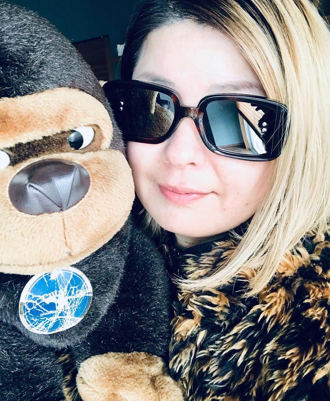 アヤメのインスタグラム：「My faves #sunglasses #doublet and #goribothegorilla 🕶❤️🦍 サングラスとゴリラお気に入り😎 #ローランド #出かけないけど #派手に #ゴリラのぬいぐるみ」