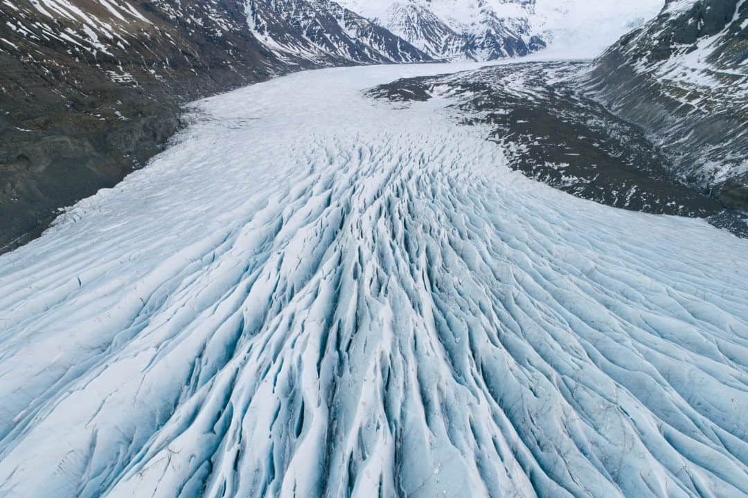 National Geographic Travelさんのインスタグラム写真 - (National Geographic TravelInstagram)「Photo by @kiliiiyuyan / Patterns of creases and crevasses flow down this glacier in southern Iceland. The Breiðamerkurjökull glacier terminates in the famous Jökulsárlón lagoon, which has greatly expanded in the past several decades as the north warms at an increasing pace. Maps of Iceland from the 1960s do not even show an existing lagoon. Follow me @kiliiiyuyan for more from the Arctic regions. #arctic #glacier #iceland」11月17日 16時39分 - natgeotravel