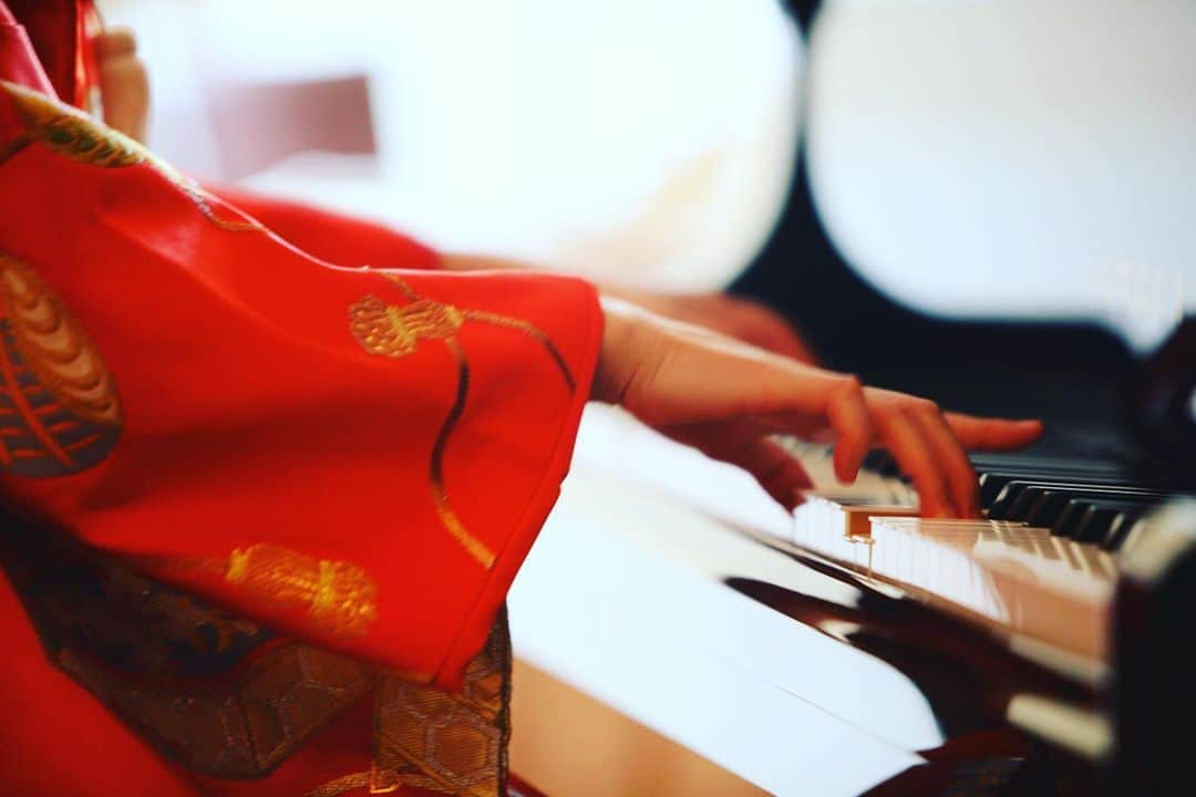 武村八重子のインスタグラム：「懐かしい写真発見🙃 お着物を来てピアノをよく昔弾いていた。 . ヨーロッパでの演奏会では、お着物を必ず持参して演奏したものです👍 . 持っていくの重いけど、海外の方は喜んでくださるので、正直弾きにくいけど慣れると意外と大丈夫😜 . また、お着物を着て演奏会したいな😌✨ . #着物 #コンサート #piano #pianist #kimono #japanesefashion #japantraditional」