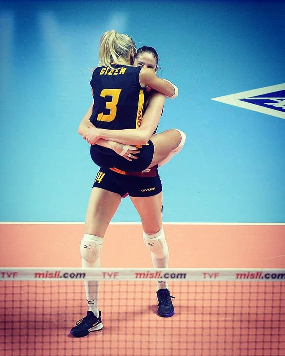 ギゼム・ギュレシェンさんのインスタグラム写真 - (ギゼム・ギュレシェンInstagram)「Classic for us since 4 years ago... @kosheleva11 ❤️❤️❤️ the funniest woman in the volleyball court 😂😂😂 💛❤️💛❤️ now I'm waiting for Alesia to grow stronger, it's her turn @alesia7 🤣🤣🤣🤣 #galatasaray #enjoythemoment 🙃 📸  @erdoganfato07 ❤️」11月17日 16時34分 - iamgizemguresen