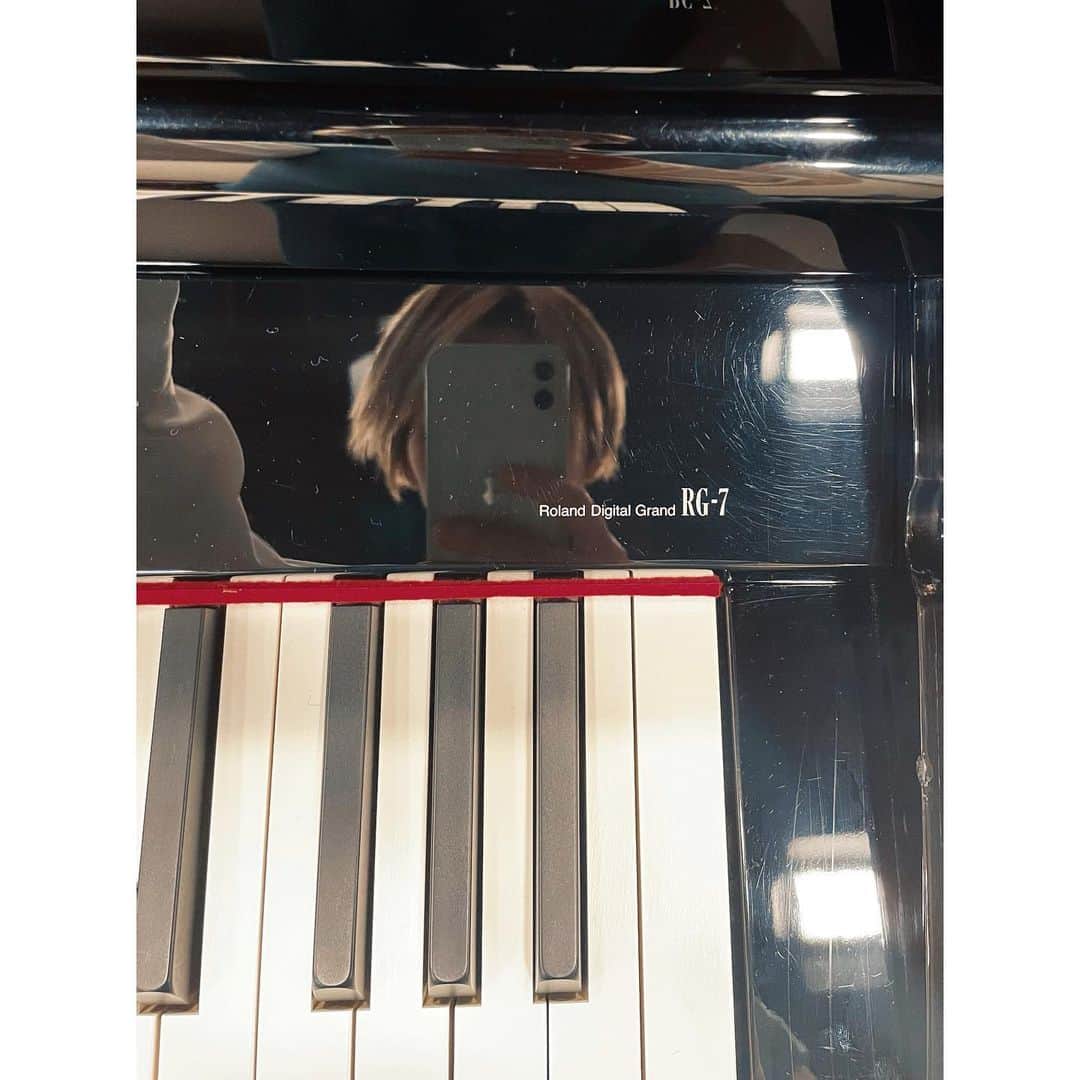 Saoriさんのインスタグラム写真 - (SaoriInstagram)「リハスタにて、今日の相棒。 衝撃の弾きやすさ。  #roland #ピアノ」11月17日 16時38分 - saori_fujisaki