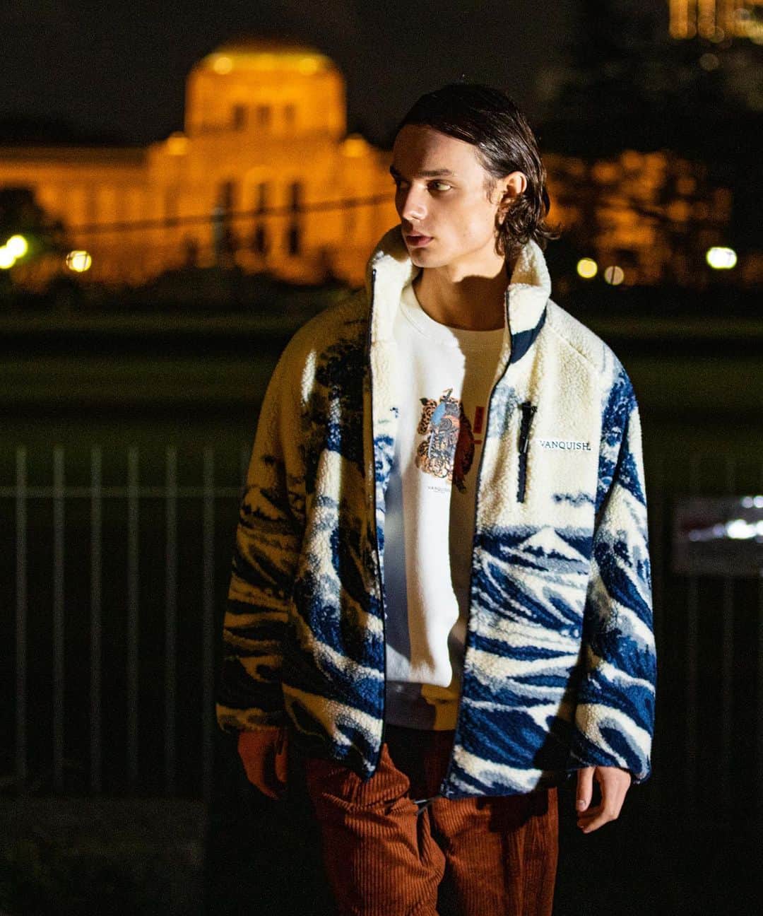 のインスタグラム：「A/W 2020 コレクションの新作アイテムをVANQUISH各店、オンラインストア (https://ceno.jp/VANQUISH) にて販売しております。 ㅤㅤㅤㅤㅤㅤㅤㅤㅤㅤㅤㅤㅤㅤㅤㅤㅤㅤㅤㅤㅤㅤㅤㅤㅤㅤ Autumn/Winter Collection in Store and vanquish.jp (Ship Oversea). ㅤㅤㅤㅤㅤㅤㅤㅤㅤㅤㅤㅤㅤ ■ Ukiyo-e wave Boa fleece Jacket[VWJ029] Color:White Size:S/M/L JPY 22,000 (tax included)  ㅤㅤㅤㅤㅤㅤㅤㅤㅤㅤㅤㅤㅤ ■ Ukiyo-e wave Boa fleece Pullover[VWJ030] Color:White Size:S/M/L JPY 22,000 (tax included) ㅤㅤㅤㅤㅤㅤㅤㅤㅤㅤㅤㅤ Shop link bio！ ——————————————— ‪#VANQUISH #vanquishjp」