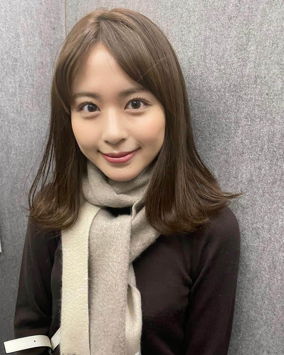 沖田愛加さんのインスタグラム写真 - (沖田愛加Instagram)「人生で初めてのセンター分け♡ 今まで、ずーっと前髪ありだったけど、少し前髪が長くなってきたからアレンジで前髪なしにも挑戦してみた♡ . . . . . . #ヘアアレンジ #前髪アレンジ #センター分け #外ハネボブ #外ハネ #外ハネミディアム #マフラー #ストール #ストールコーデ #ブラウンコーデ #秋コーデ」11月17日 16時43分 - okita_aika