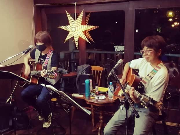 田村直美のインスタグラム：「ちえちゃんと二人旅🦩🎸🦩 幕張・名古屋行ってきました 変わらず高山トレのスタイルだけど　 ちょっと慣れてきたよ(早い曲はしんどい😆) でも楽しい時間でした　 みなさんありがと❣️ 帰りは紅葉🍁と富士山🗻が綺麗に見える場所を探しながら帰ってきたの　ちょっといい気分をお裾分け❣️ レイドバックで歯磨きポーチいただきました　大事にする〜✨」