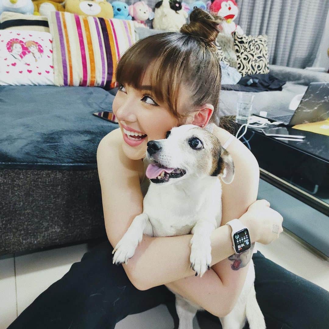 ヤンニーン・ワイゲルのインスタグラム：「ข่าวดีในวันนี้ก็คือ...กลับมาเมืองไทยแล้วจ้าทุกคน!🇹🇭❤️ เก็บไว้เป็นความลับมา 2 อาทิตย์เพราะอยากจะรอจนกว่าจะออกจากการกักตัวไปแล้วจริงๆ(แล้วไม่ติดโควิดด้วย!555555) ตื้นตันมากๆ เพราะตลอดเวลา 9 เดือนที่ติดอยู่ที่มาเลเซียก็คิดถึงบ้าน คิดถึงเมืองไทยมาตลอด แต่ด้วยเนื่องจากว่ายังติดงานอยู่เลยใช้เวลาที่ตปท.อยู่นาน และเพราะการกลับเมืองไทยเป็นสิ่งที่เรารอคอยมานานมากๆ พชพ. เลยได้ถ่าย Vlog เอาไว้ ใครที่อยากรู้ว่าการเดินทางของ พชพ. เป็นยังไง รอดูกันคืนนี้เวลา 2 ทุ่มที่ยูทูปได้นะคะ☺️ I’m finally back, home sweet home❤️」