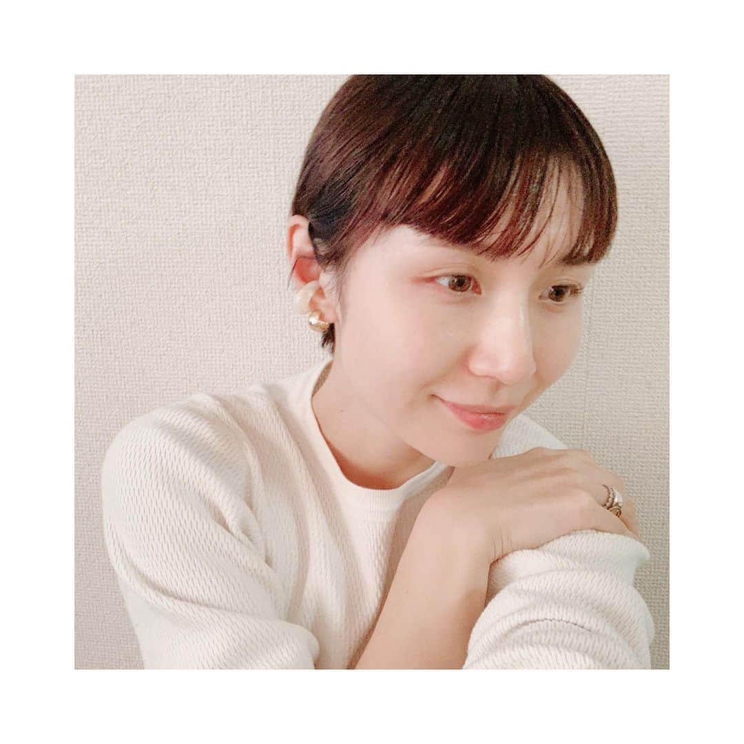 y1735kのインスタグラム：「お顔マッサージのサボれないヘアスタイル。でもこれくらいの方が緊張感あっていいのかな❤︎気に入ってます。。  襟足長めなウルフスタイルからパツっとマッシュを耳にかけてます。（やっぱり伸ばせない、、）  ・ ヘアスタイルや眉毛、メイクで印象かなり変わるのでプロの手も借りながら日々試行錯誤です〜💈🧐 ・ 外見が変わると内面にも良いエネルギーがリンクするので、例えばヨガを始める前だけど、可愛いヨガウェア買ったりするのはとても良い効果が期待されます！ 内側↔︎外側❤︎ ・ 1ヶ月ぶり　体重、体脂肪率測りました。私の場合12%切るとフラフラしてきちゃうので、14〜17%くらい目安に調整したいなと。（身長は163.5センチです） ・ 数値にとらわれすぎずですが、その時の体質や環境によって把握しておくと便利かなあと思います！」