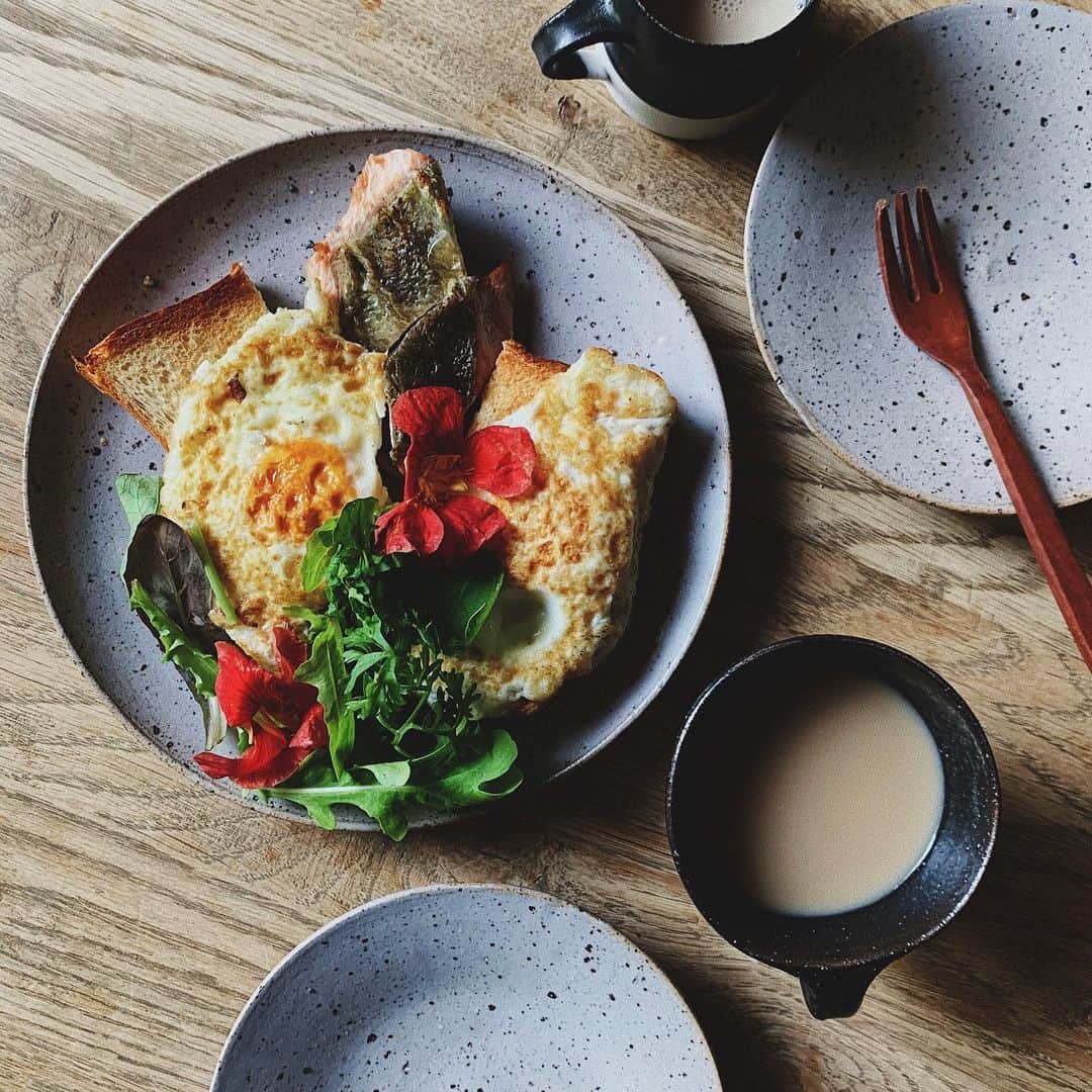 のインスタグラム：「塩麹漬けの鮭と卵とハーブのオープンサンド🍞 可愛いハーブはグラスにいれて食卓へ。 ハーブは @nomurasayaka さん 器は 中里花子さん @monohanako  #朝ごはん#親子ごはん#暮らし #食と器」