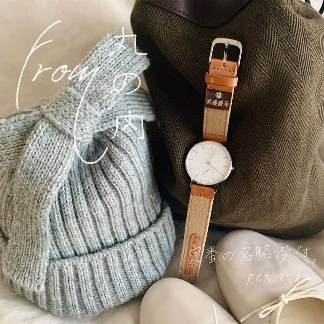 Maker's Watch Knotさんのインスタグラム写真 - (Maker's Watch KnotInstagram)「Instagram  丸の内ギャラリーショップの松岡です。  早いもので今年もあと2ヶ月を切りましたね。 お店はクリスマスに向けて着々と準備中です🎄 楽しみにしていてくださいね。  さて先日、ふらりと買い物へ出かけてきました。 仲間入りしたお気に入りのアイテムとのコーディネートを本日はご紹介させてください。  巾着袋の様な形になる渋いカラーの帆布バッグをゲットしまして、合わせて腕元も帆布のストラップに。 時計は、すっきりとした印象のシルバーケース。 秋冬はゴールド系の人気が高いですが、寒い季節にあえて涼しげで洗練されたシルバーカラーもおすすめです。  時計をはじめ、ニット帽やストール、靴下など小物を使って、今年の冬もファッションを全力で楽しみましょう〜  時計：CS-36SVWH ストラップ：STH-18BEOKSV (こちらのカラーは販売終了しておりますが、他カラーはお取り扱いしております)  #knot #knotwatch #knot_official #madeinjapan #wristwatch #watch #okinawa #okinawaurasoe #fashion #coordinate #日本製 #腕時計 #丸の内 #帆布 #ファッション #コーディネート」11月17日 17時00分 - makers_watch_knot