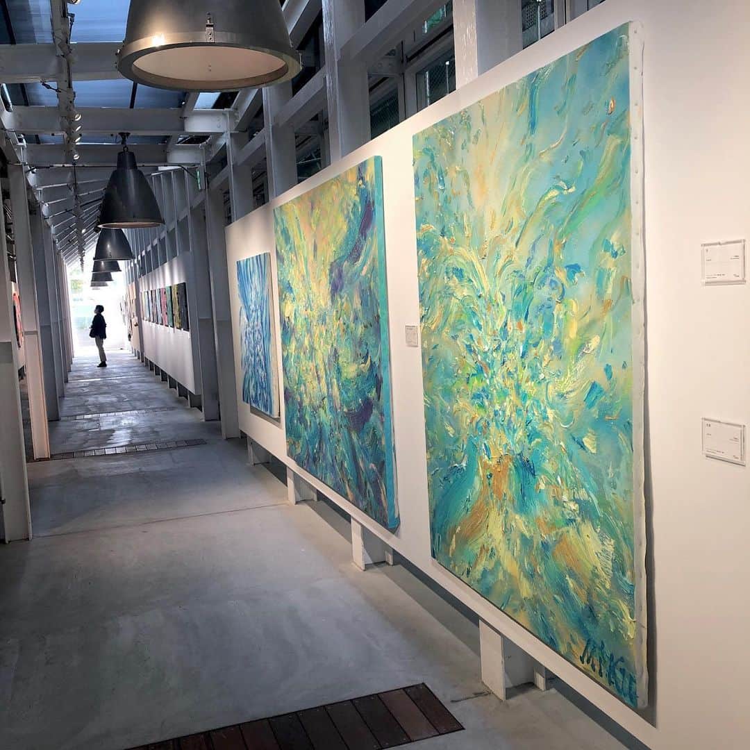 Warehouse TERRADA 寺田倉庫のインスタグラム：「「WHAT CAFE POP UP SHOW with 100 ART WORKS」と題し、100点を超えるアート作品が登場  天王洲の「WHAT CAFE」はギャラリーとカフェが融合する空間です。 10月15日にオープンしたばかりですが、新たな展示がスタートしました。 今回はライブペイントや壁画など様々な分野で活躍する13名のアーティストが参加。 平面作品を中心に、幅・高さともに13㎝に満たない小型作品から2mを超える大型作品まで幅広く展示。 併設のカフェでアートに囲まれながらのランチやティータイムも過ごせます。 今回の展示期間は2020年12月13日（日）まで。  WHAT CAFEの詳細はこちらから→ @whatcafe_terrada」