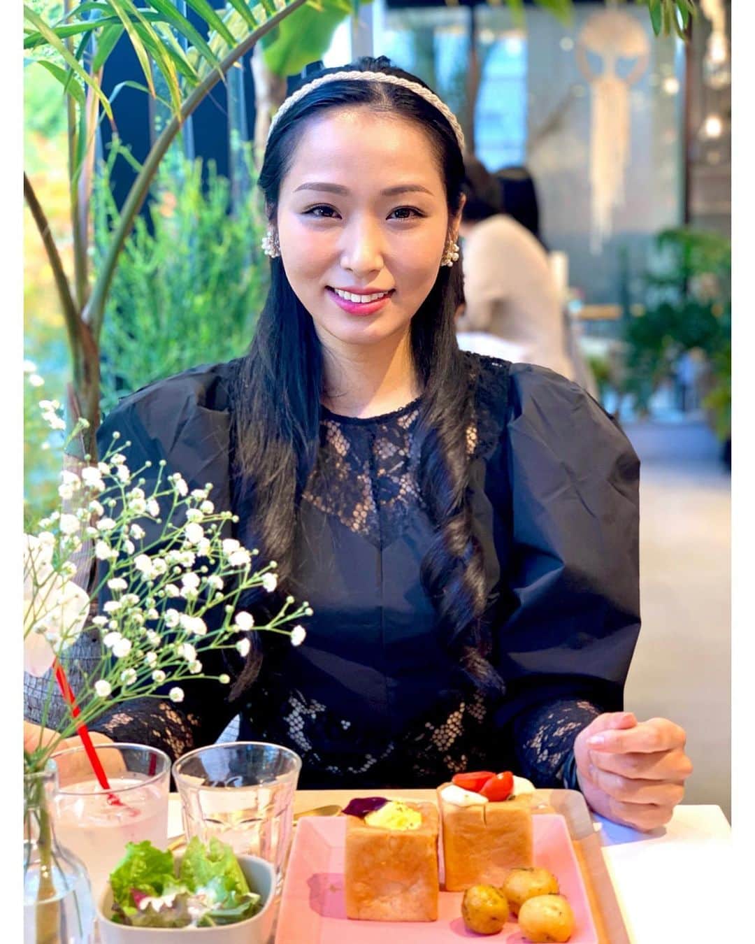 のインスタグラム：「肩パン💥な服👗 私はガンダムと呼んでいる🤖 . かわいいと思って買ったのに、引きこもりだから着るタイミング無かったんだけど 暖かかったので着ることができました☺️☀️ お花のカフェかわいかった☺️💐❤️ #司会 #mc #モデル #model #リポ ーター #ナレーター #reporter #ナレーション #スポーツmc  #イベント #イベントmc #神戸麻衣 #キャスター #立川 #立川カフェ」