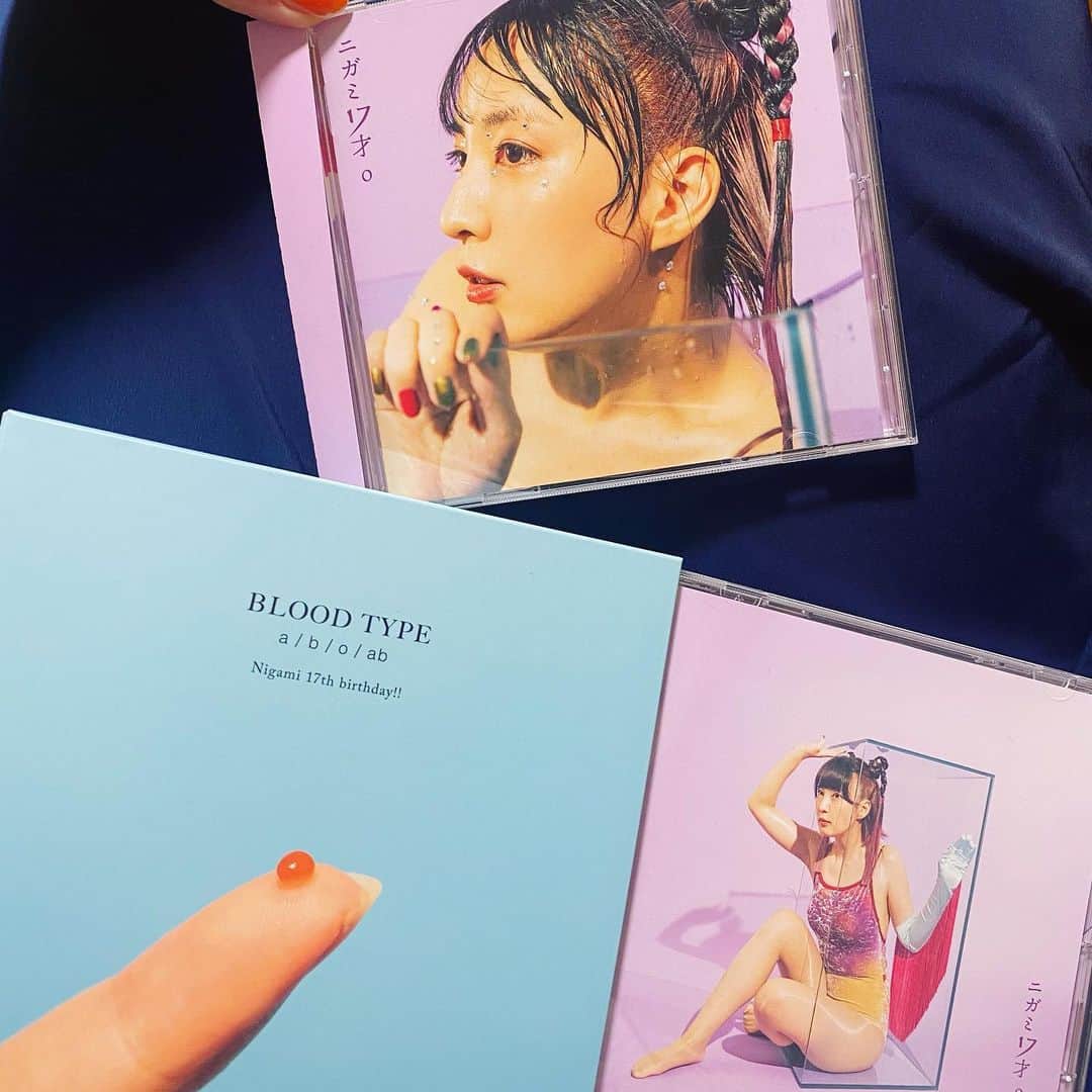 ひらさわあくびのインスタグラム：「ニガミ17才3rd mini album『ニガミ17才o』本日発売です‼️ 無事発売を迎えることができてほんとううれしい、、！あなたに聴いていただけたら、とてもうれしいです！よろしくお願いしますー！  #ニガミ17才 #ニガミ17才o」