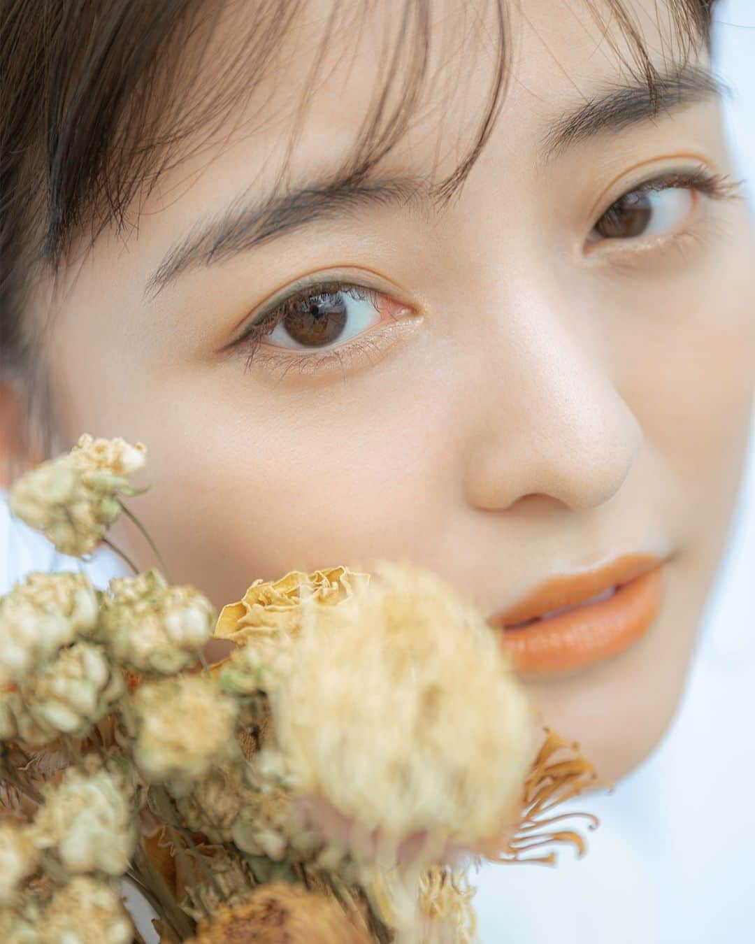 斉藤瑞季のインスタグラム：「photographer @uzawakane  hair&make @nari_yuuna   #作品撮り #作品撮りモデル #ドライフラワー #秋冬メイク #オレンジリップ#カラーマスカラ #カーキメイク #オレンジメイク #オレンジチーク#艶肌メイク#シースルーバング #photographer #hairstyle #hairmakeup」