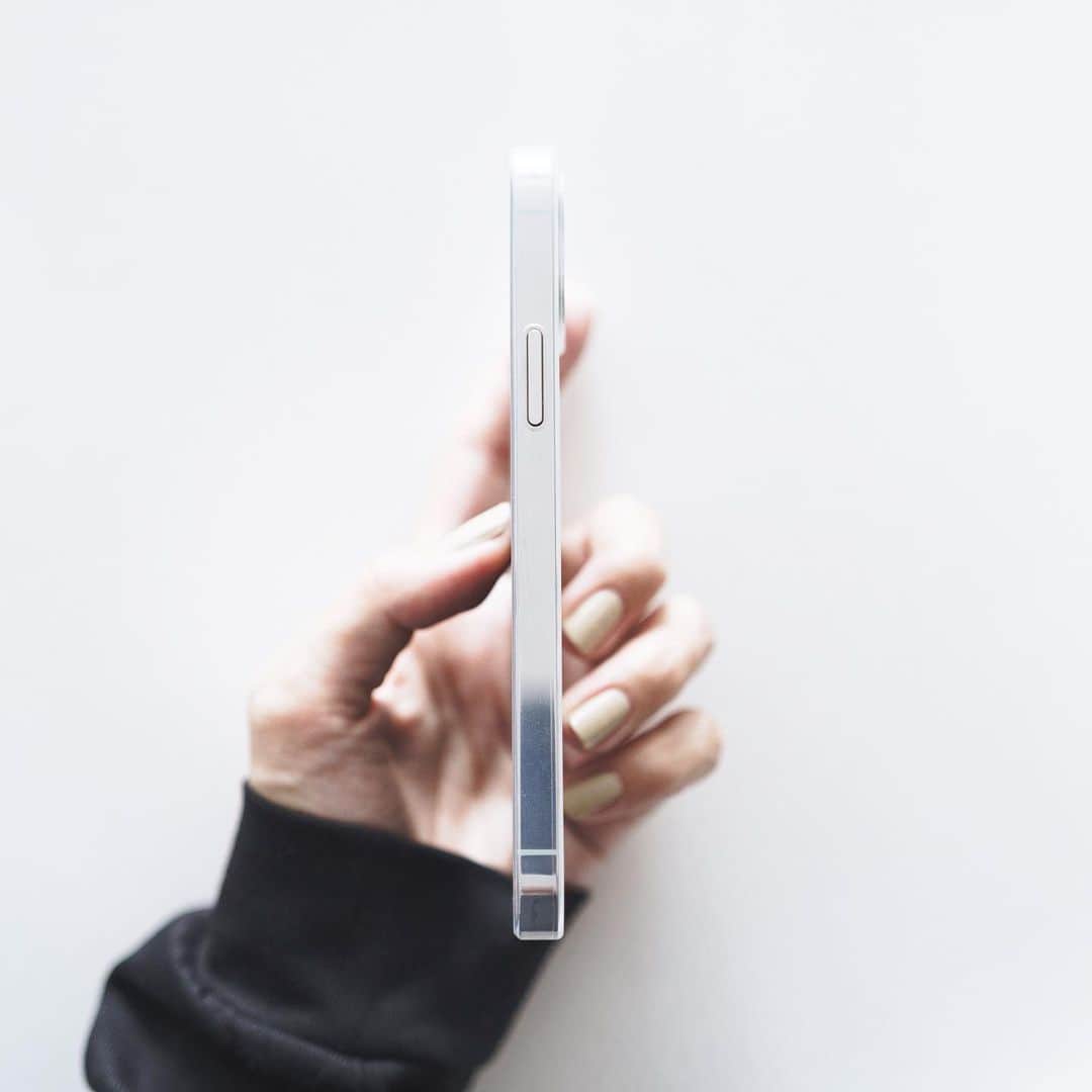 市川渚のインスタグラム：「iPhone 12 Proのケースは一旦コレにしてみました。 @barecases のBARE Naked﻿ EX。全て真っ透明のケースは正直これまであんまり好きではなかったのだけれど、今回のiPhone 12 Proはやはり側面のシルバーのステンレスのピカピカ部分を活かしたいよねということで、インスタで見かけて気になってたBAREのケースをポチってみたのでした。﻿ ﻿ シンガポール発送で届くのに1週間ちょいかかったけれど、たしかにBAREの名の通り極薄で裸感を保ってくれつつ、側面は一周、画面のフチまでしっかり覆ってくれて良い感じ。レンズ部分も若干盛り上がってて、机などにレンズがダイレクトに当たる心配もなくなる。もちろんワイヤレス充電もMagsafeも問題なし。パッケージもお洒落。中国製かと思いきやメイドインコリアなのが意外であった。﻿ ﻿ まあ、ただ日本のメーカーさんでも似たようなケース売ってそうな気がするけど、どうだろうな…😂笑  #iPhone12Pro#barecases#barecasesnaked#iPhone12Procase」
