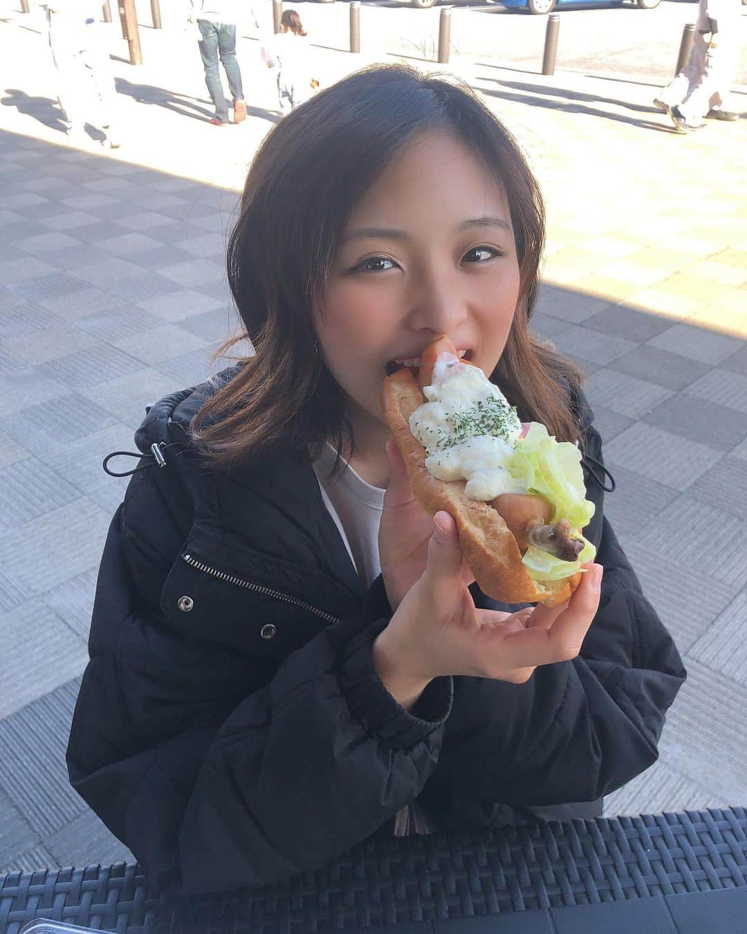 石井美音奈さんのインスタグラム写真 - (石井美音奈Instagram)「骨つきのホットドックが珍しすぎて写真を撮ってしまった💦 サービスエリアにて💁🏻‍♀️  #ホットドック #骨つきホットドック #骨つき肉 #サービスエリア #旅行コーデ」11月17日 17時04分 - mionaishii