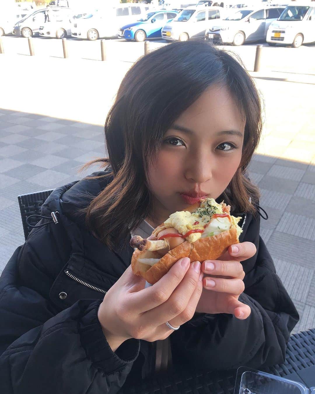 石井美音奈のインスタグラム：「骨つきのホットドックが珍しすぎて写真を撮ってしまった💦 サービスエリアにて💁🏻‍♀️  #ホットドック #骨つきホットドック #骨つき肉 #サービスエリア #旅行コーデ」