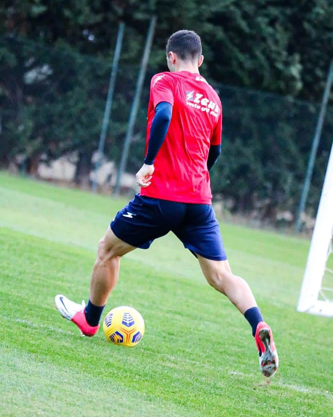 ルカ・マッローネのインスタグラム：「🔙 to 2012 😍 👟 ⁣ ⁣ #Marrone39 #Crotone #Training」