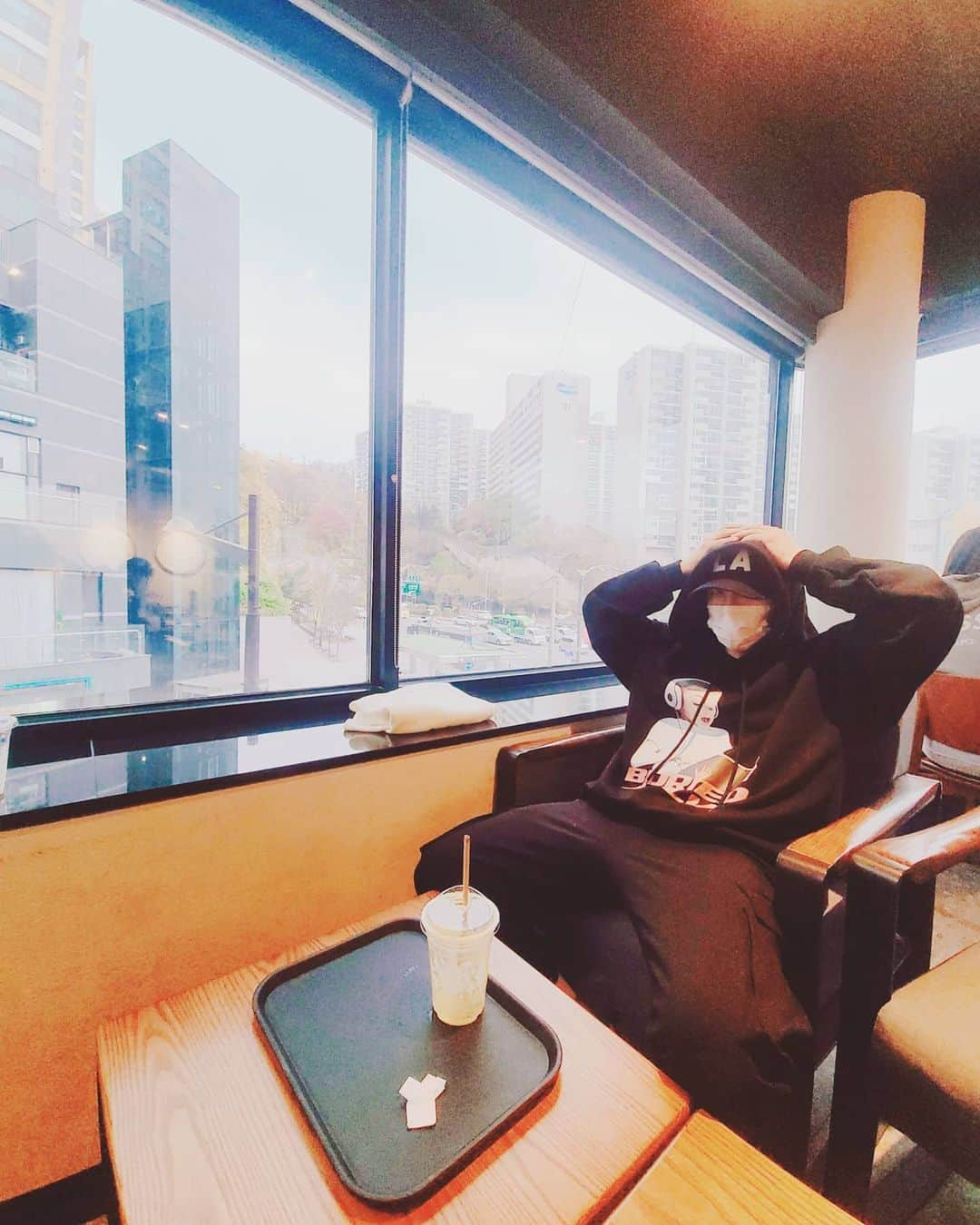 トン・ヒョンべさんのインスタグラム写真 - (トン・ヒョンべInstagram)「간만에 집 근처에서 ☕  낭만파 @sso5202 가 집합을 걸었다」11月17日 17時04分 - ___hyunbae___