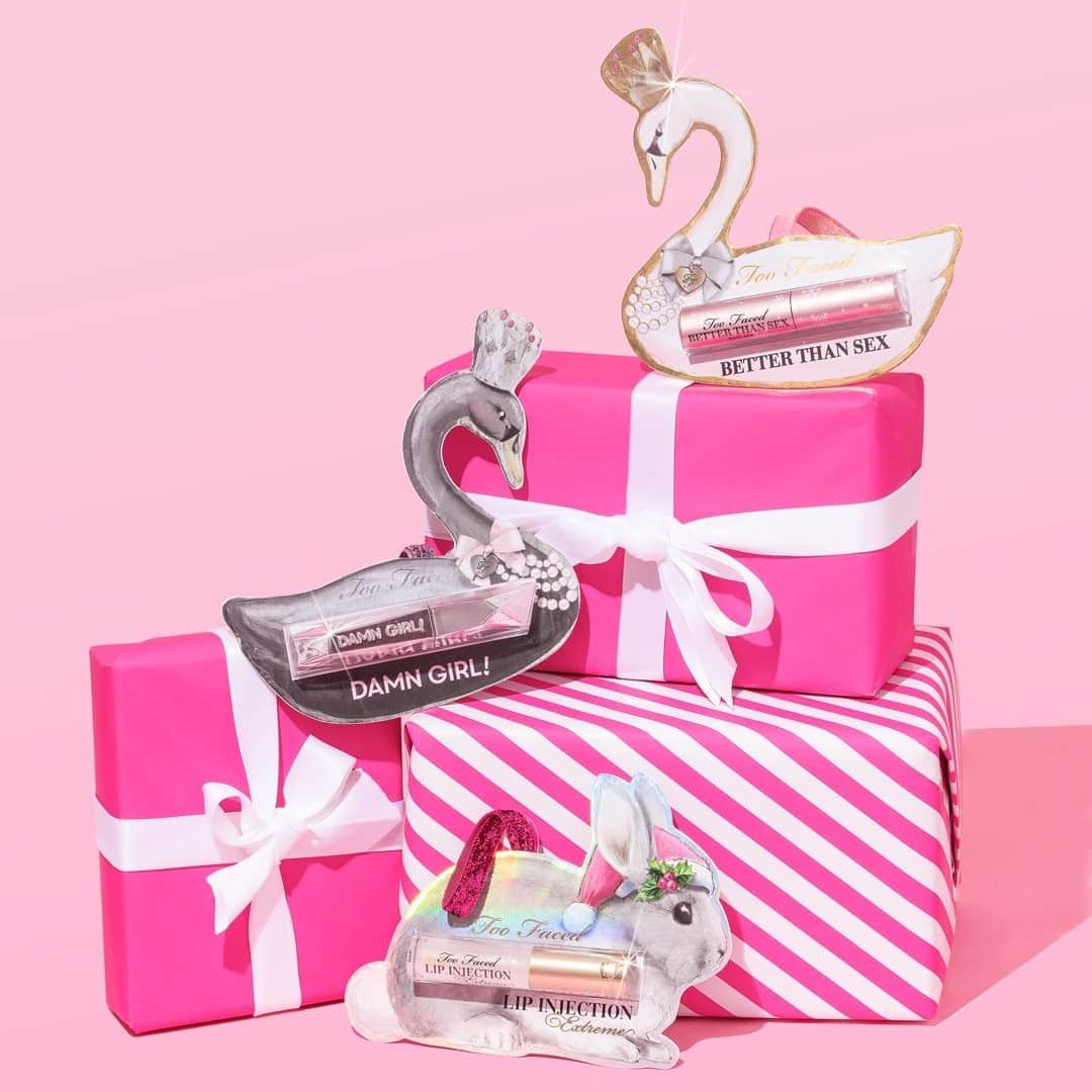 Too Facedのインスタグラム：「Fa la la la LASHES & LIPS 🎄 Our Better Than Sex, Damn Girl!, and Lip Injection Extreme Ornaments make the perfect addition to your tree or their stocking! Tap to shop! 🛍 #toofaced」
