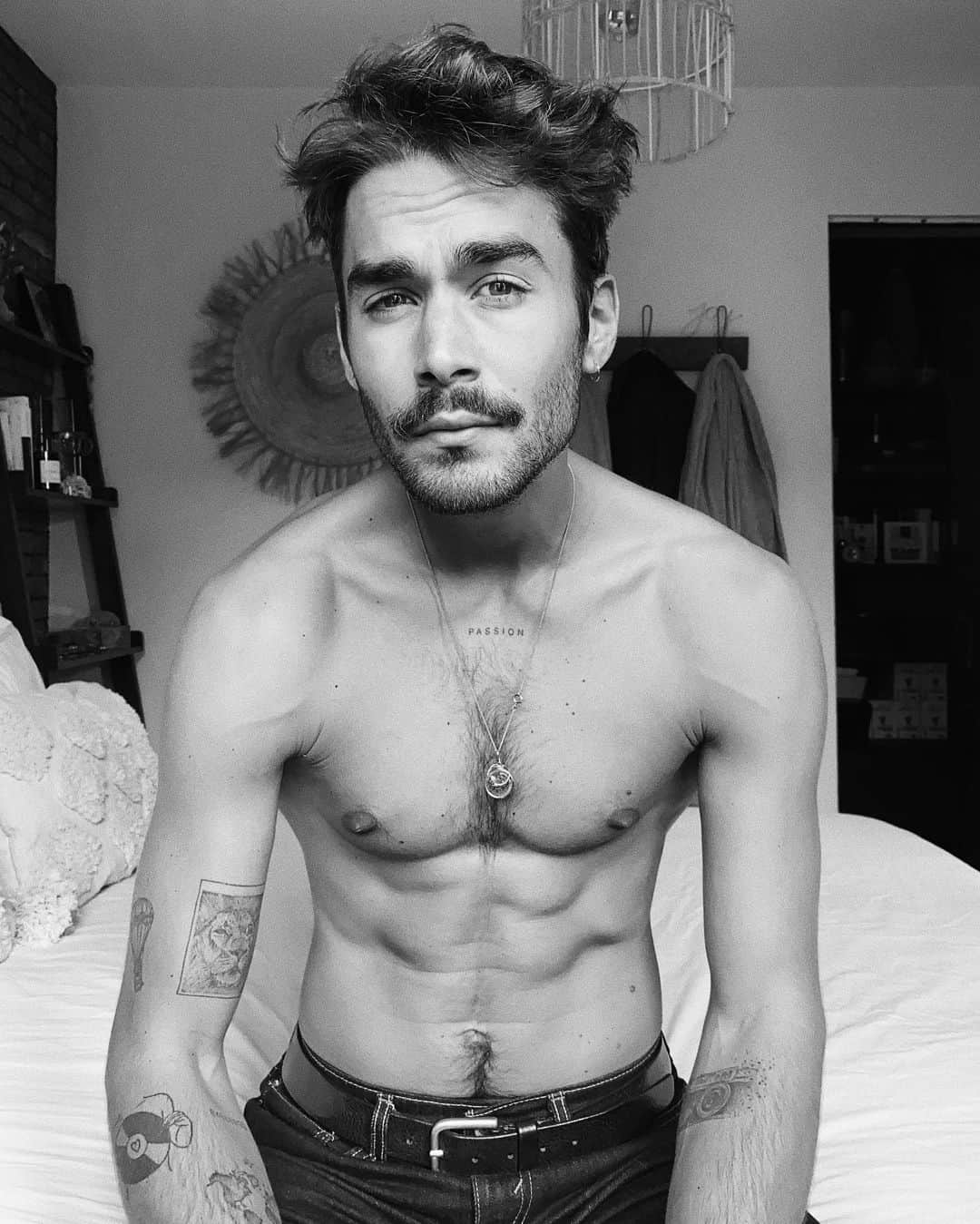 NICOLAS SIMOESのインスタグラム：「Locked down outfit 😎」