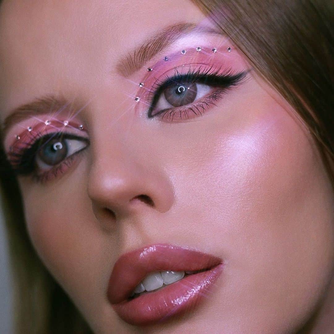 NYX Cosmeticsさんのインスタグラム写真 - (NYX CosmeticsInstagram)「@laura.baumane serves up major #euphoriamakeup vibes with this sparkling #MOTD 💎 She wears our Highlight & Contour Cream Pro Palette + Suede Matte Lip Liner in 'Los Angeles' to get the look ✨ • #icedathome #nyxcosmetics #nyxprofessionalmakeup #crueltyfreebeauty」11月18日 3時58分 - nyxcosmetics