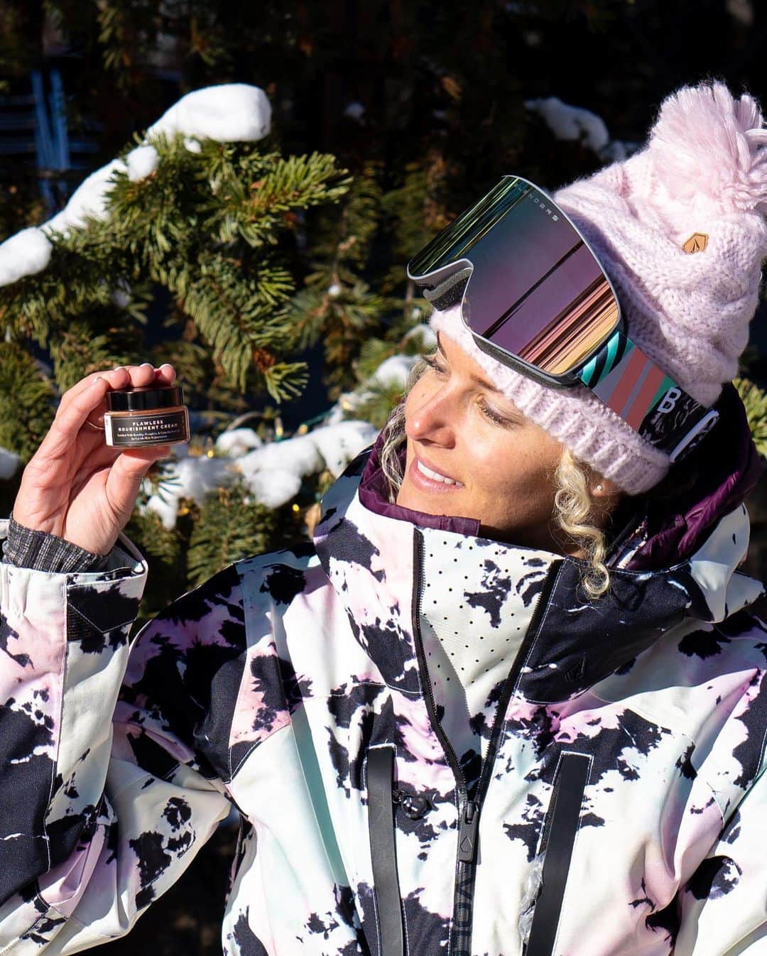 リンゼイ・ジャコベリスのインスタグラム：「I workout constantly, I change climates frequently, my diet changes depending on the continent I am on.... and competitions have their own levels of stress. Giving that your skin cycle is about 2-4 weeks behind it was a challenge to really pin point what the root of my skin problems were, but this mask started working the moment I started using it. The next day redness and inflammation were minimized and my skin finally felt it had the correct levels of hydration. If you are frustrated with trying products that seem to work for a bit then you see the same patterns emerge with your skin, try @averraglow and use my code for a 25% off discount!!! LINDSEY25 (code expires in 72 hours) ✨link in my stories✨  #averraglow 📸 @sennaleith」